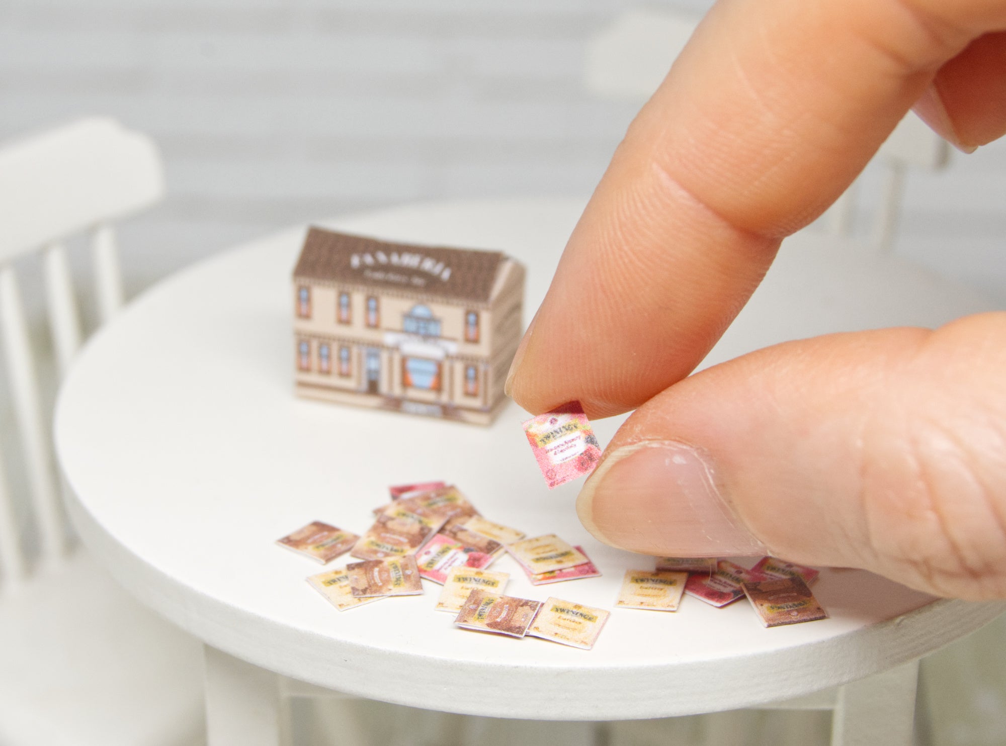 House-shaped tea box with 36 sachets (1:12 scale)
