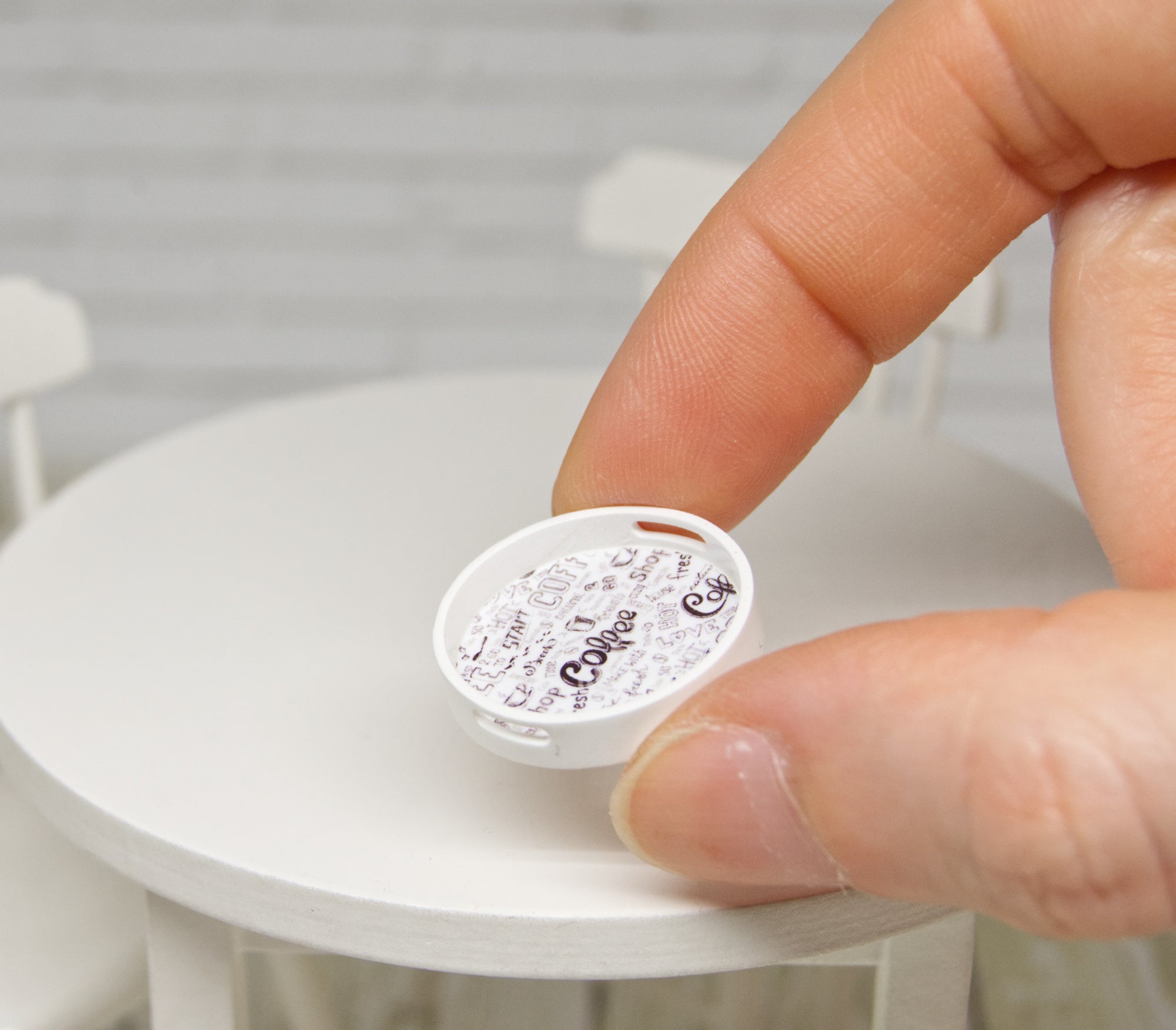 Round tray (1:12 scale)