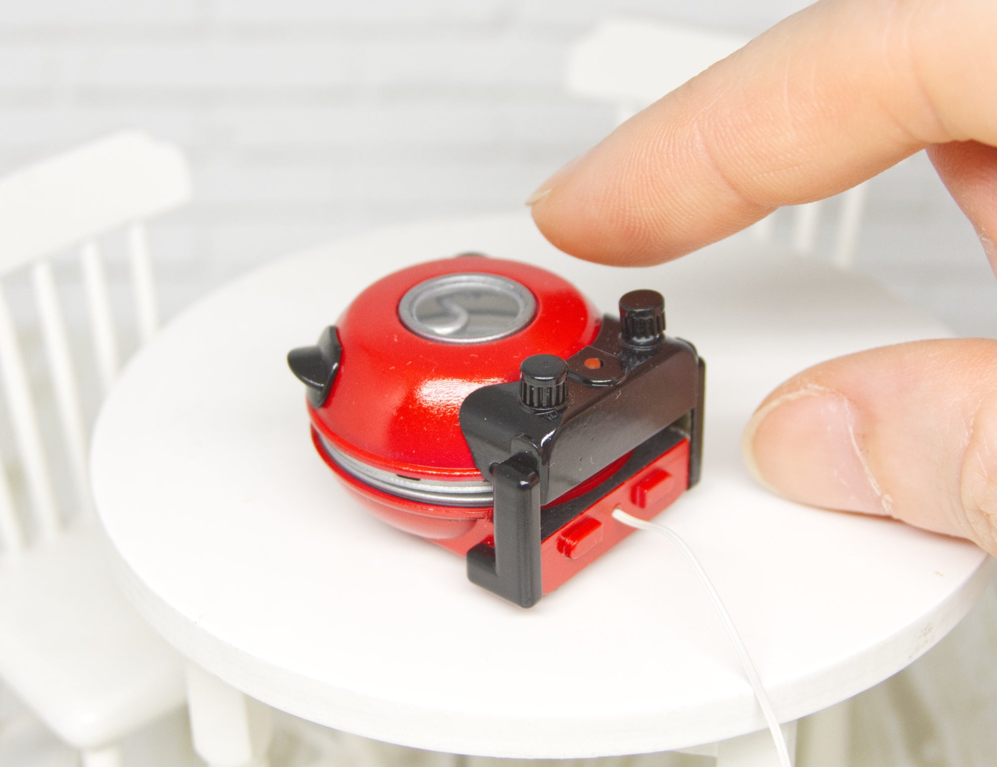 Pizza Maker with hinged lid (1:12 scale)