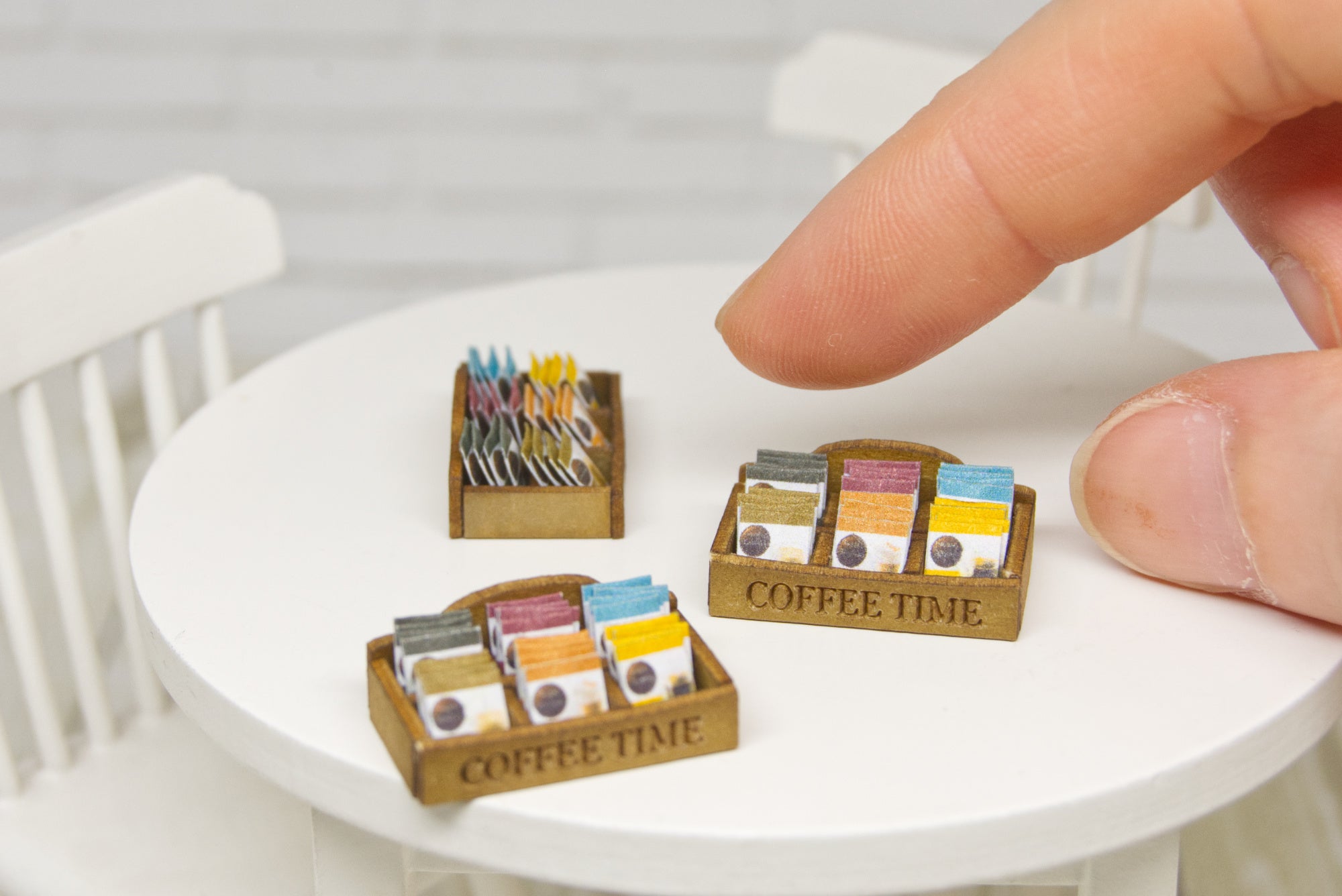 Engraved Coffee box with 24 sachets (1:12 scale)