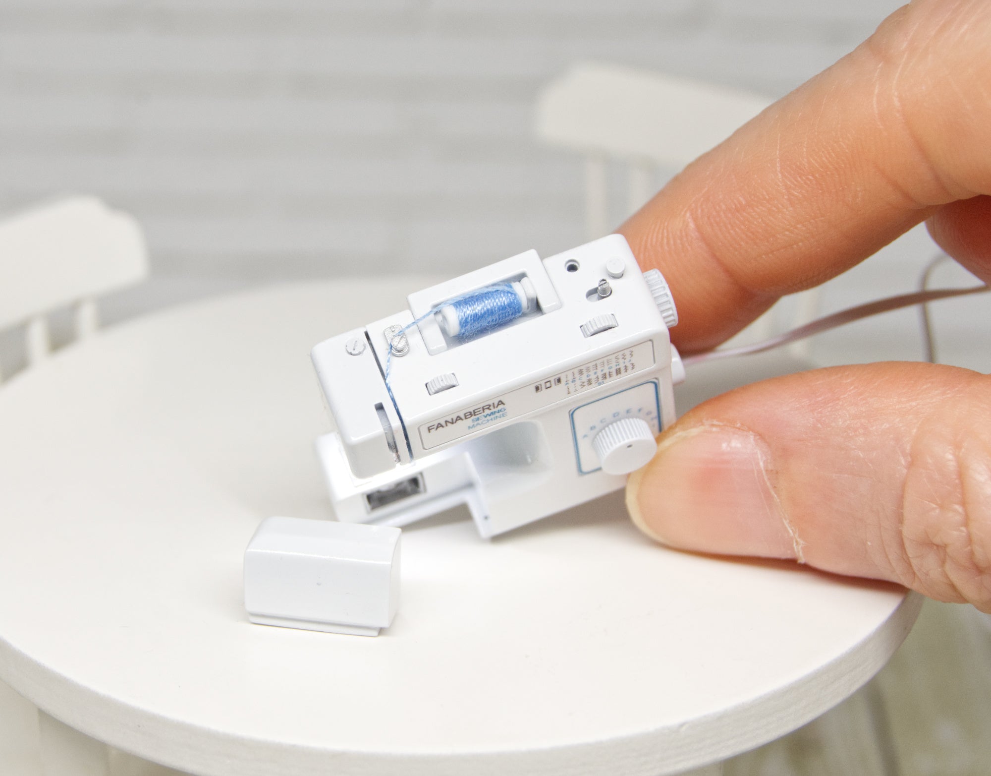 Sewing Machine with working light (1:12 scale)