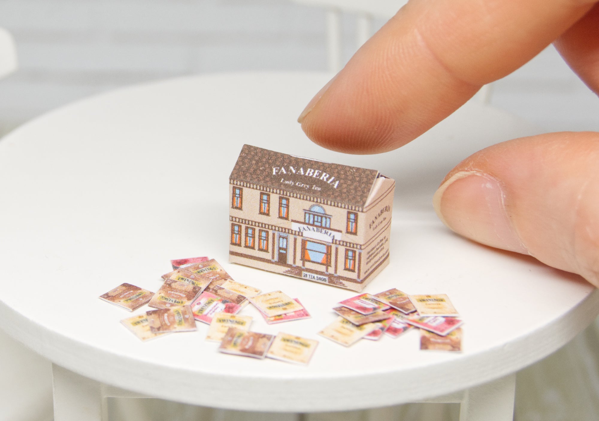 House-shaped tea box with 36 sachets (1:12 scale)