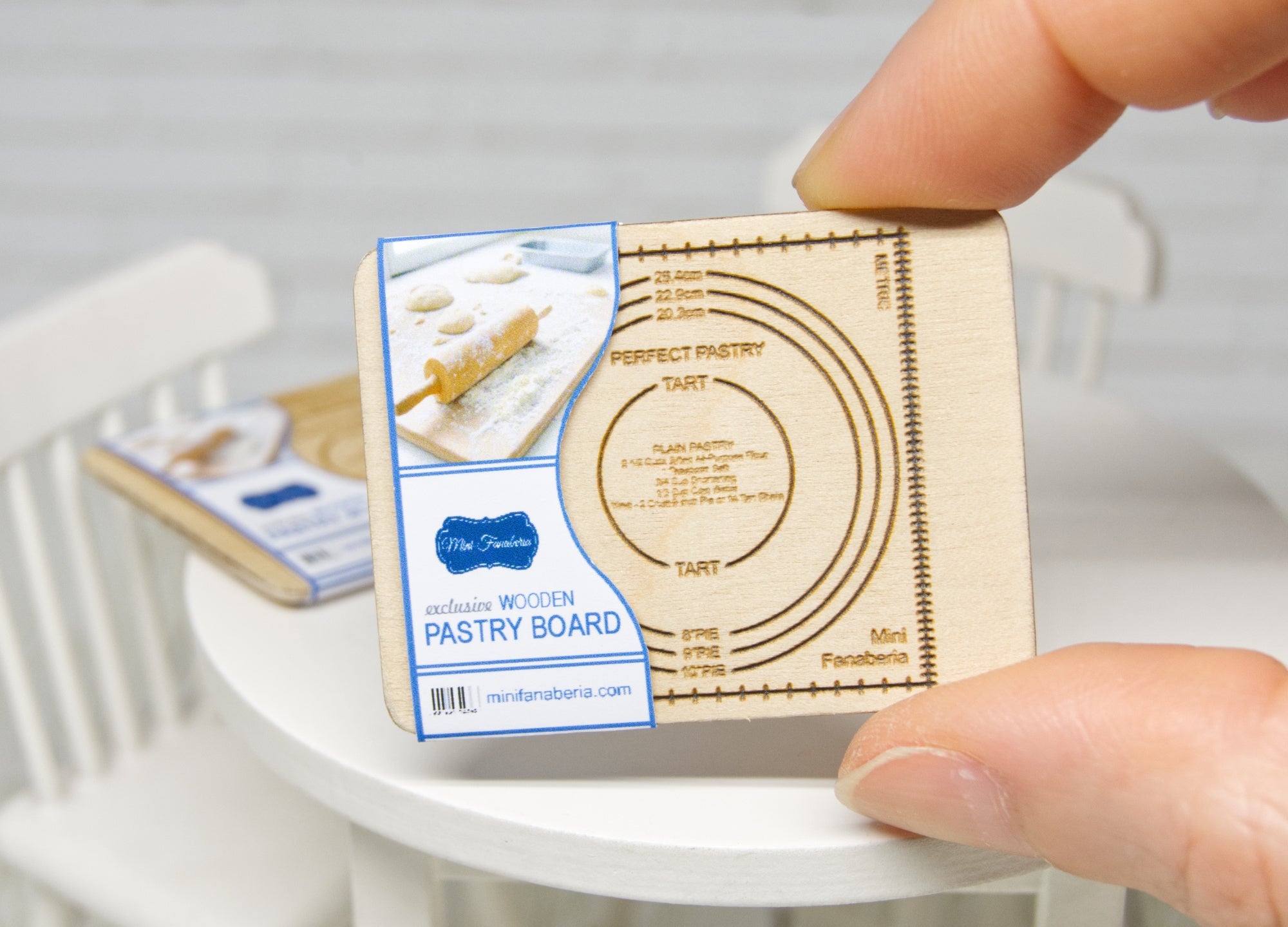 Wooden pastry board (1:12 scale)