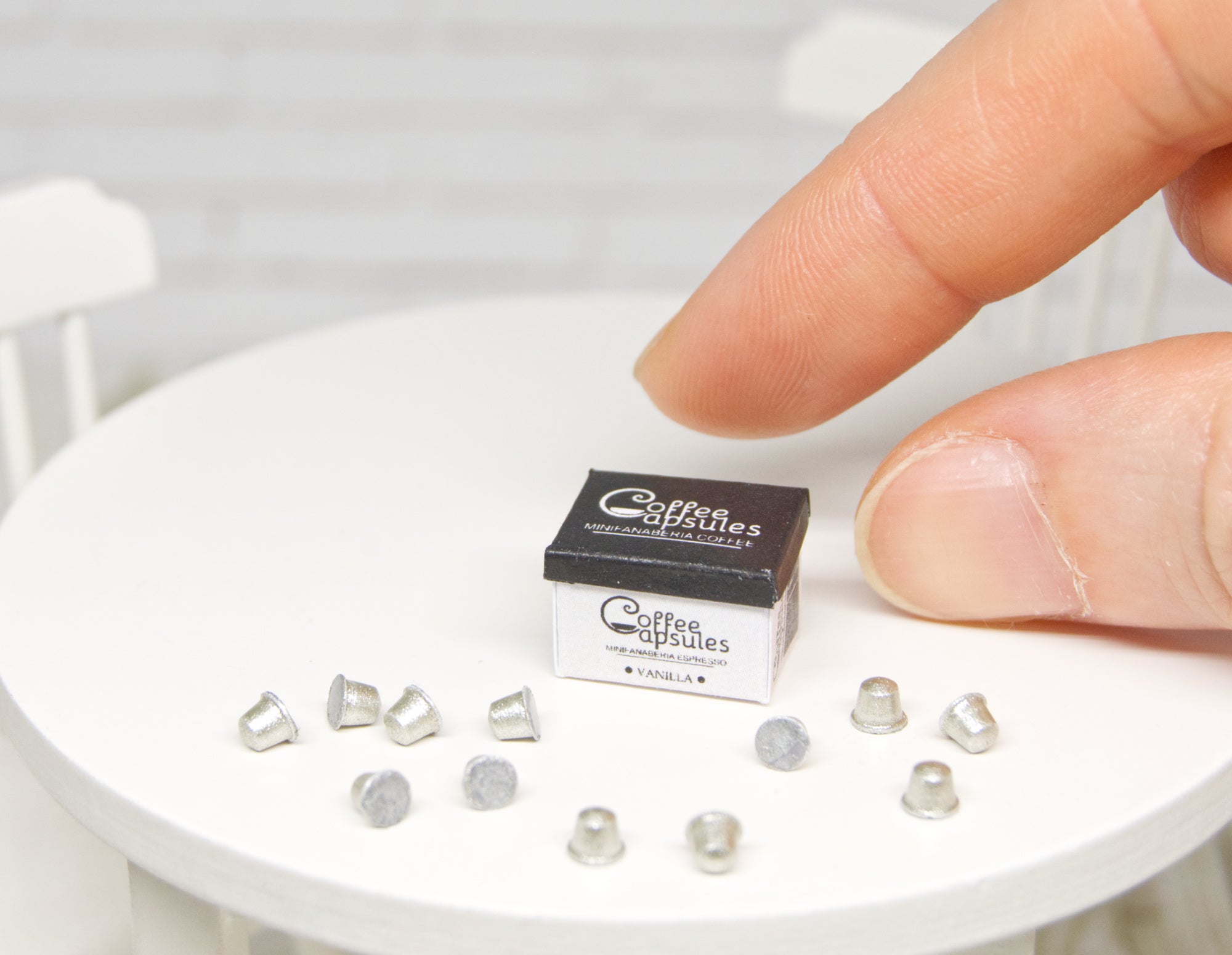 Box with 12 removable capsules (1:12 scale)