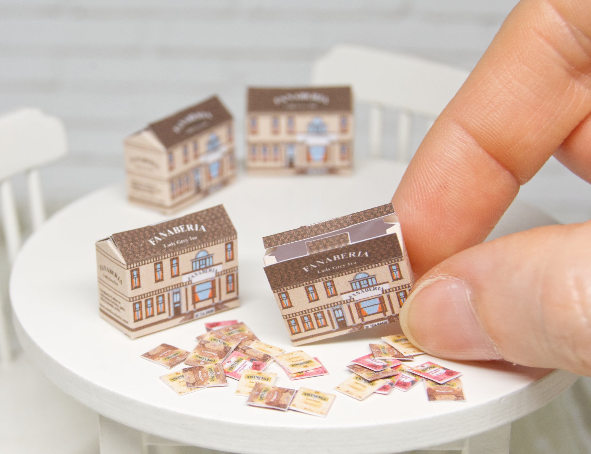 House-shaped tea box with 36 sachets (1:12 scale)