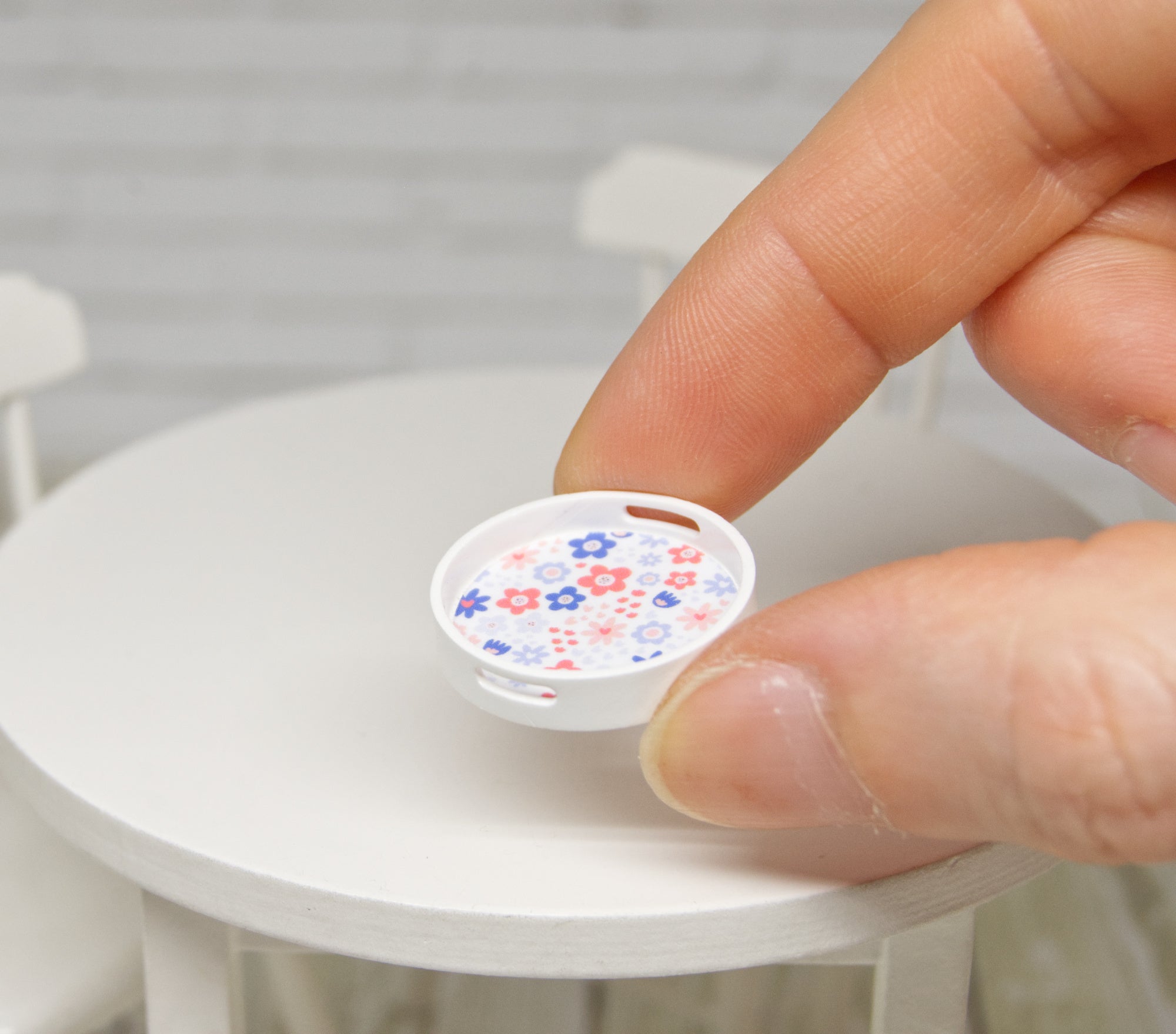 Round tray (1:12 scale)