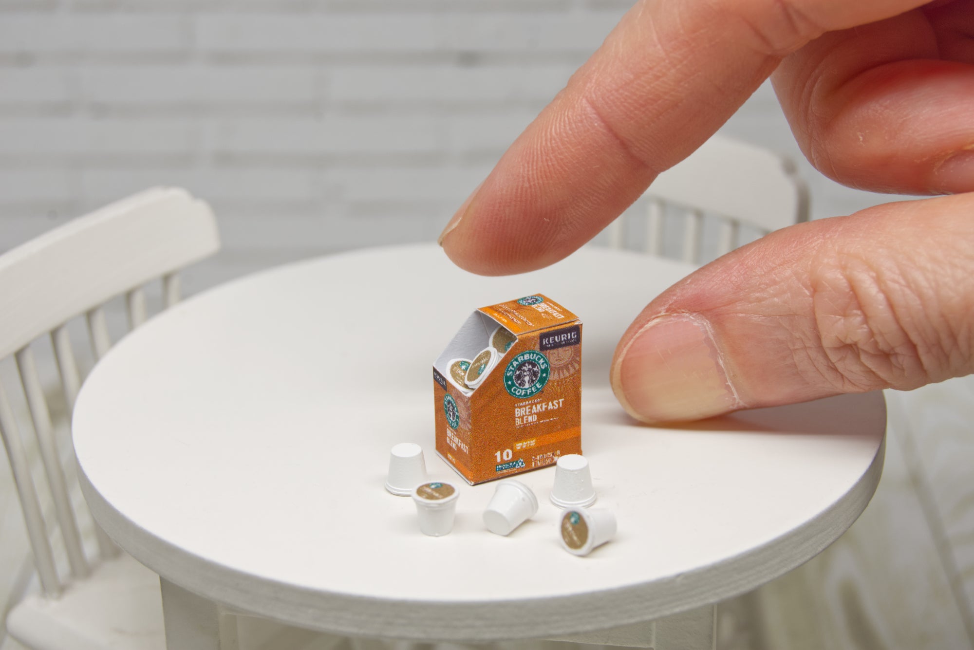 Box with 10 removable pods (1:12 scale)