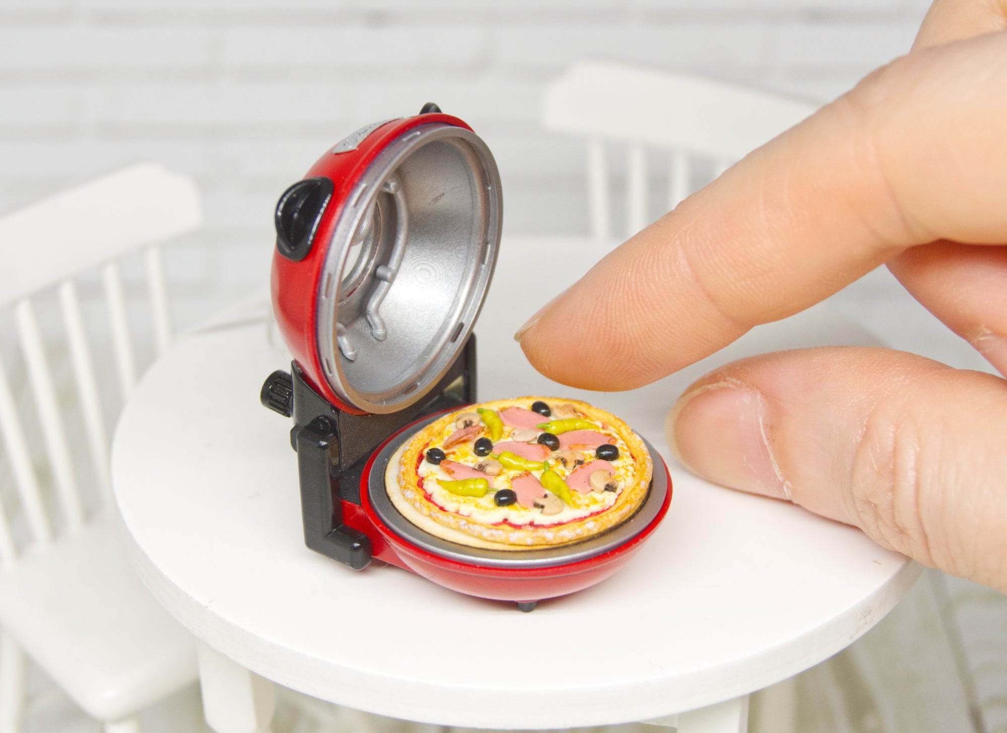 Pizza Maker with hinged lid (1:12 scale)