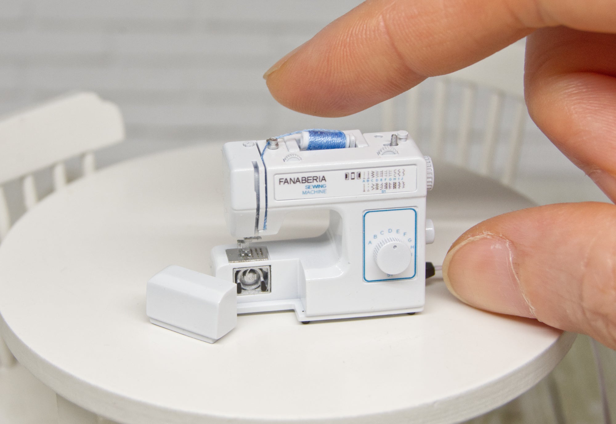 Sewing Machine with working light (1:12 scale)