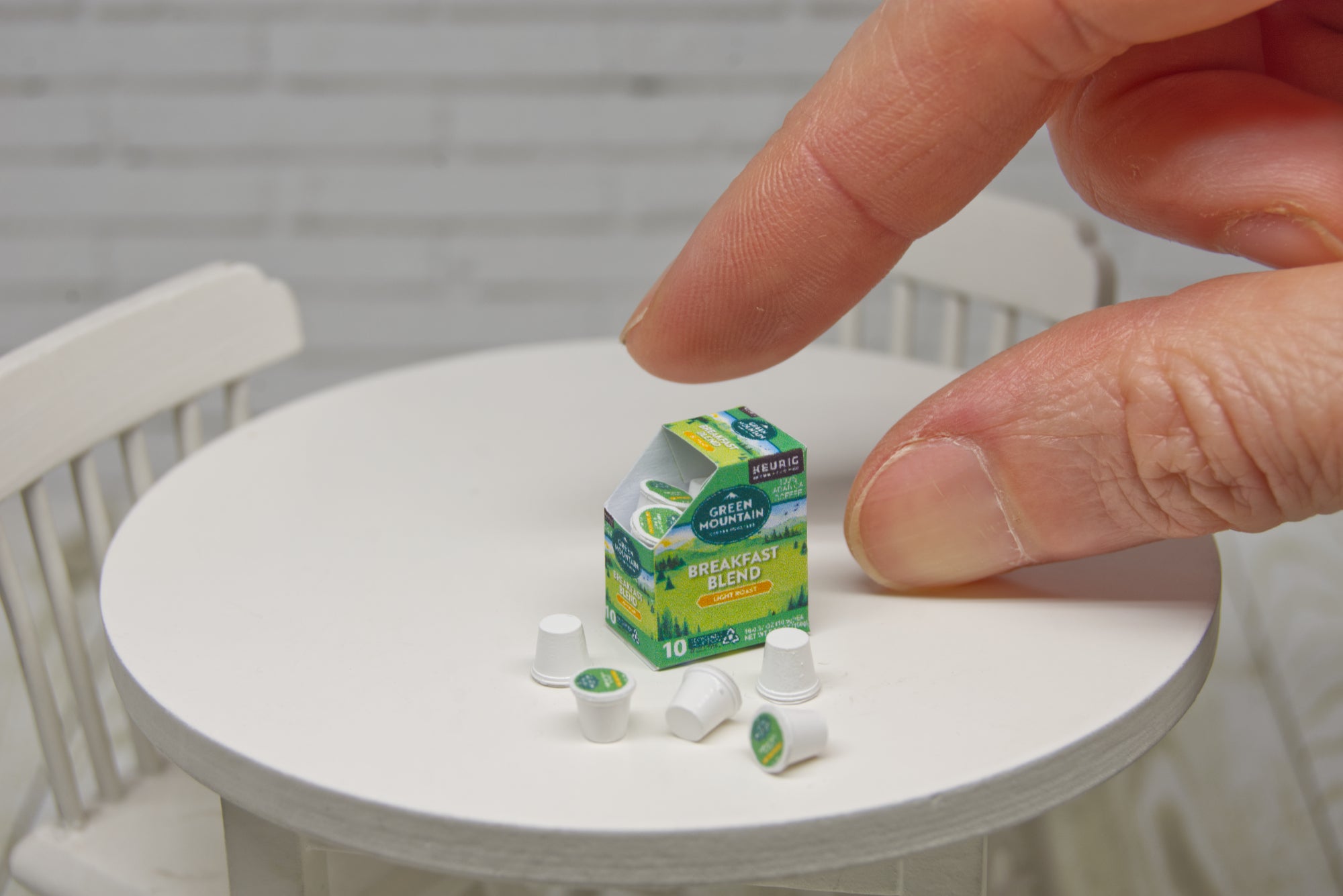 Box with 10 removable pods (1:12 scale)