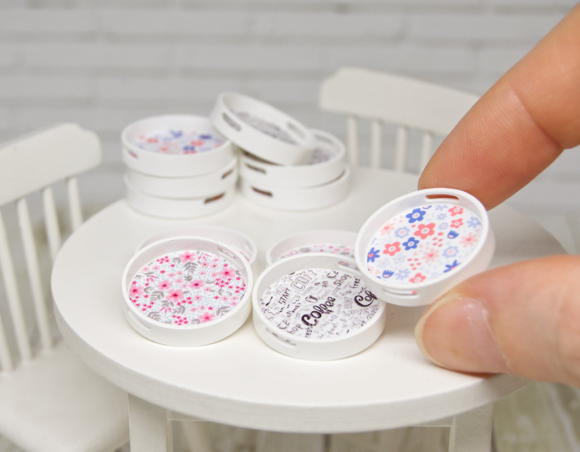 Round tray (1:12 scale)