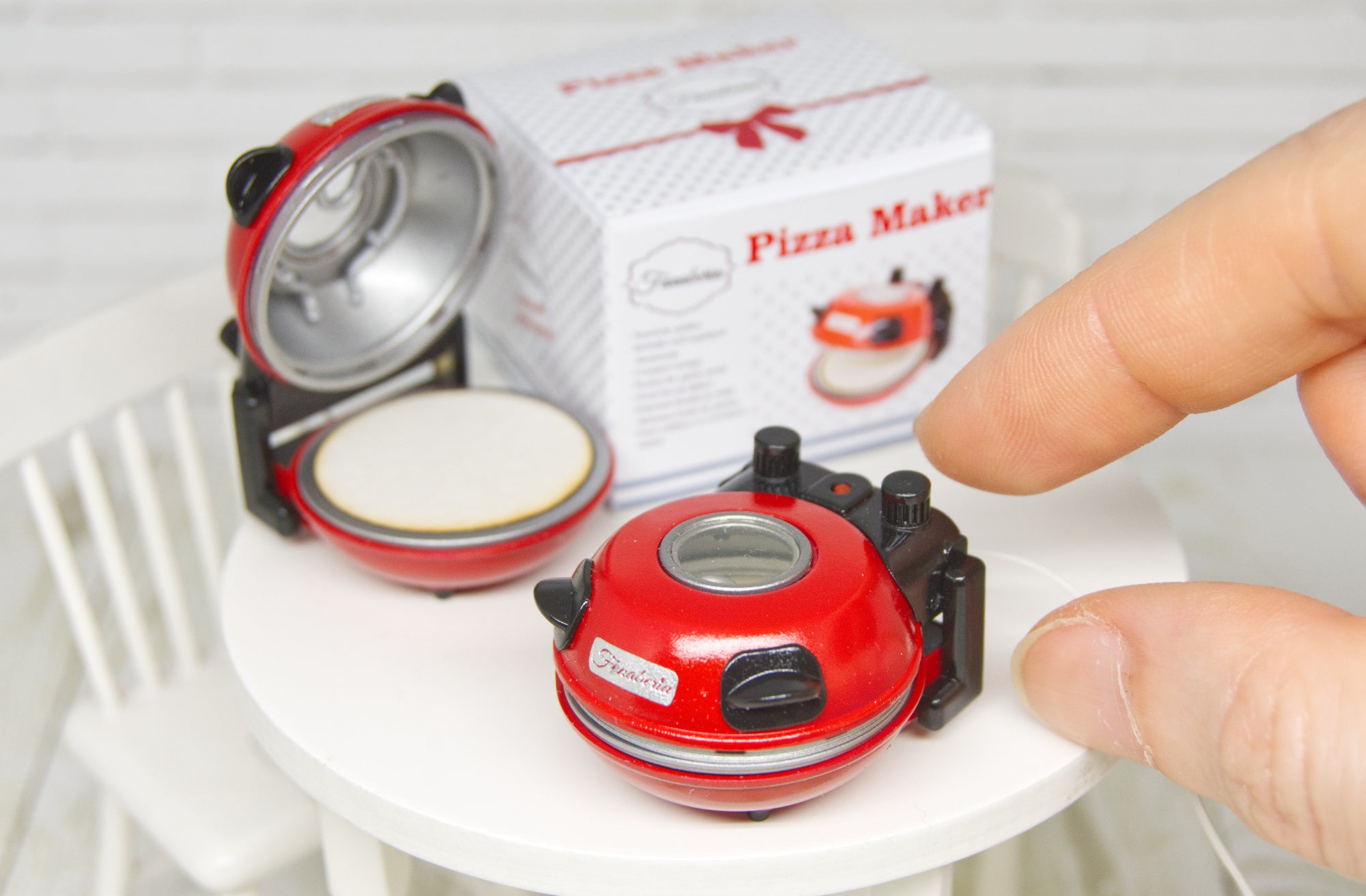 Pizza Maker with hinged lid (1:12 scale)