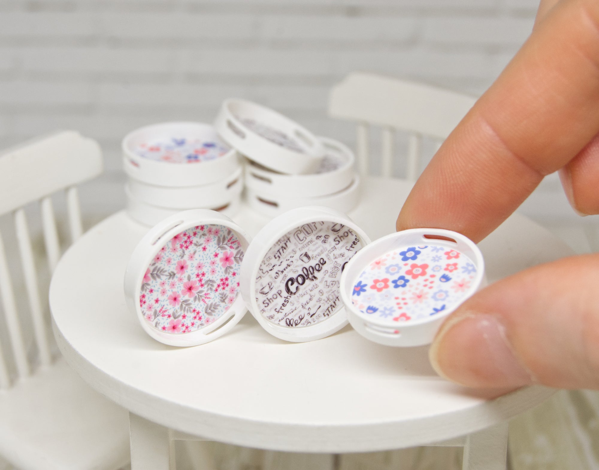 Round tray (1:12 scale)
