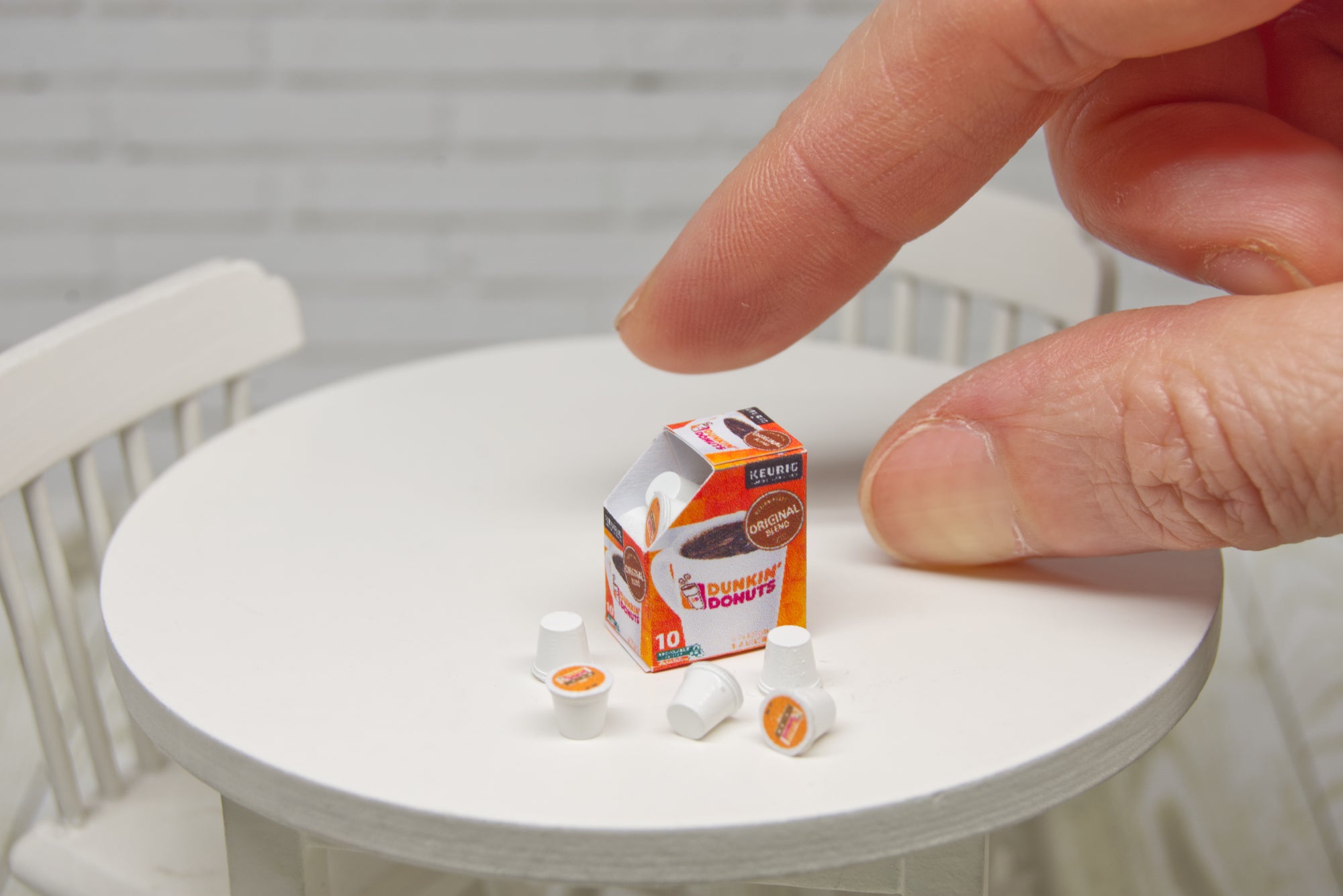 Box with 10 removable pods (1:12 scale)