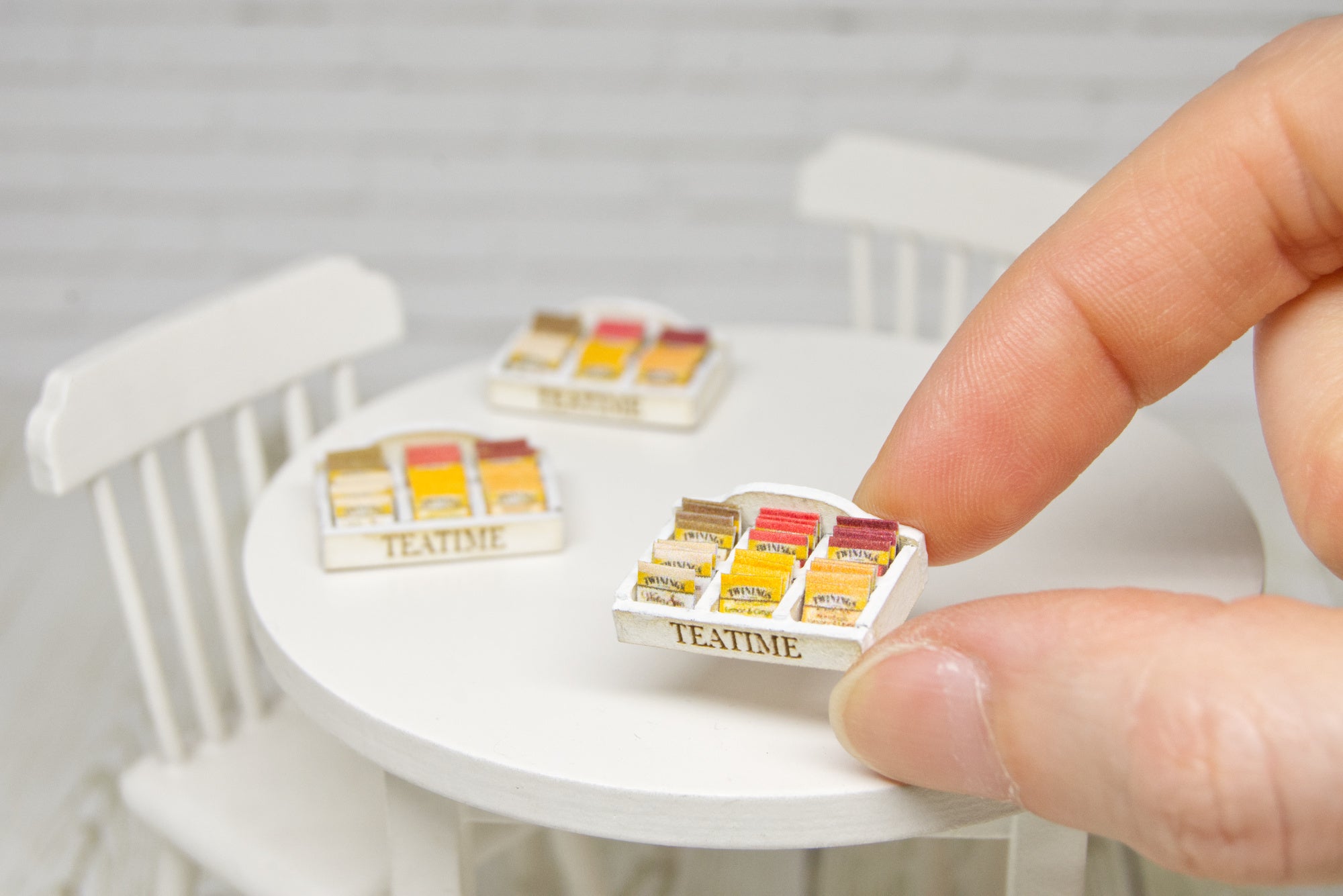 Engraved Tea box with 24 sachets (1:12 scale)