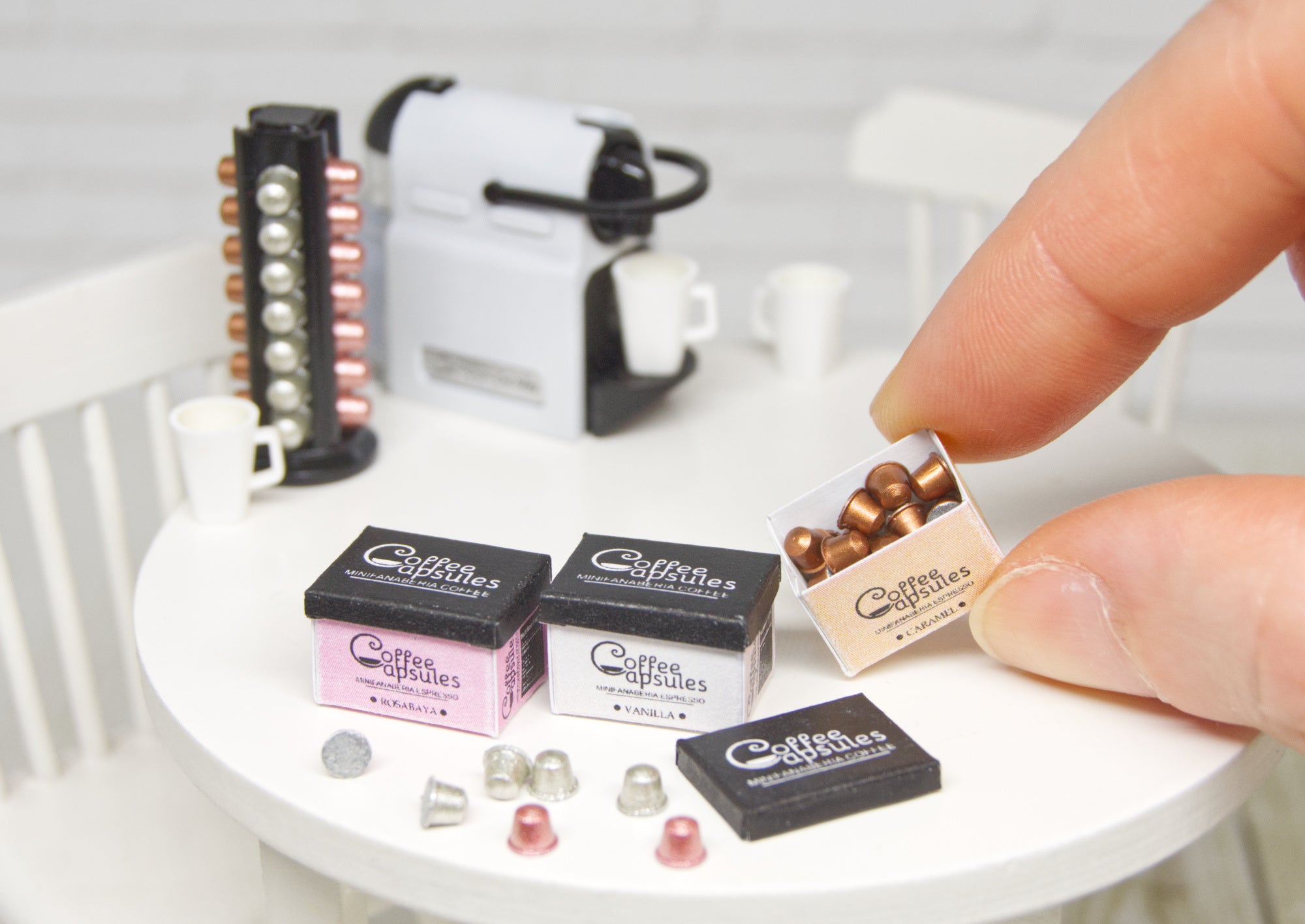 Box with 12 removable capsules (1:12 scale)