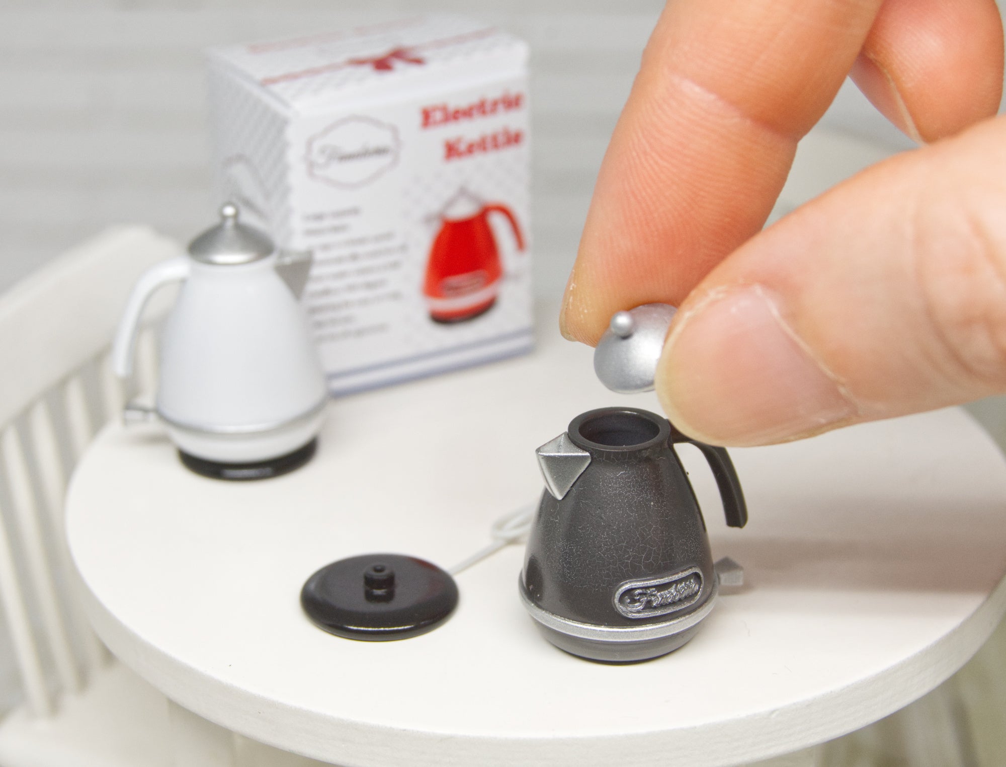 Kettle with removable lid and base (1:12 scale)