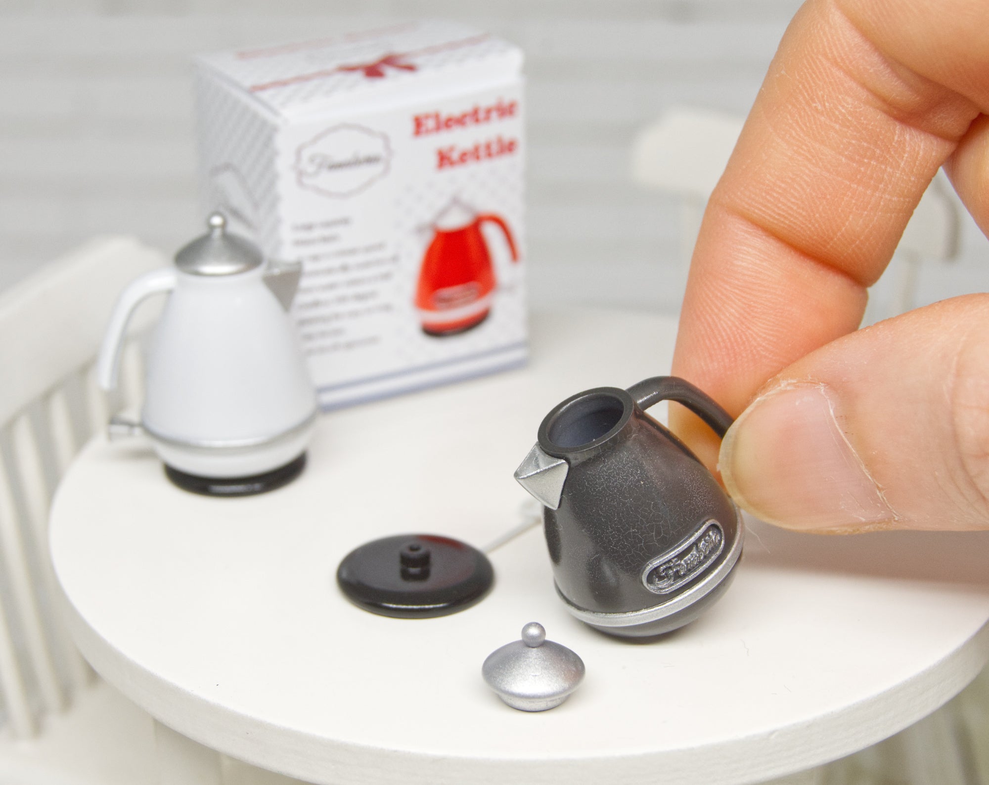 Kettle with removable lid and base (1:12 scale)