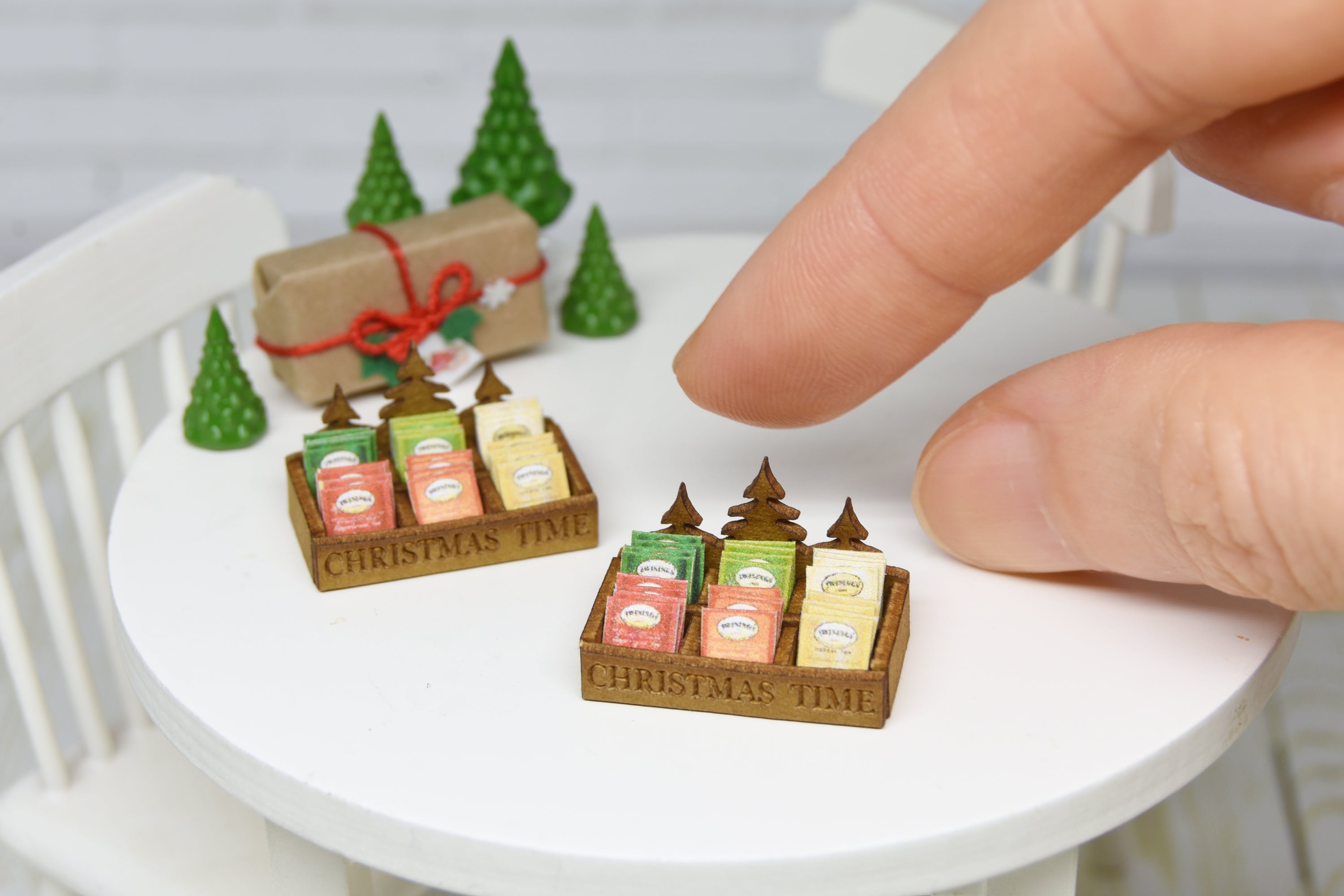 Christmas tea box with 24 sachets (1:12 scale)