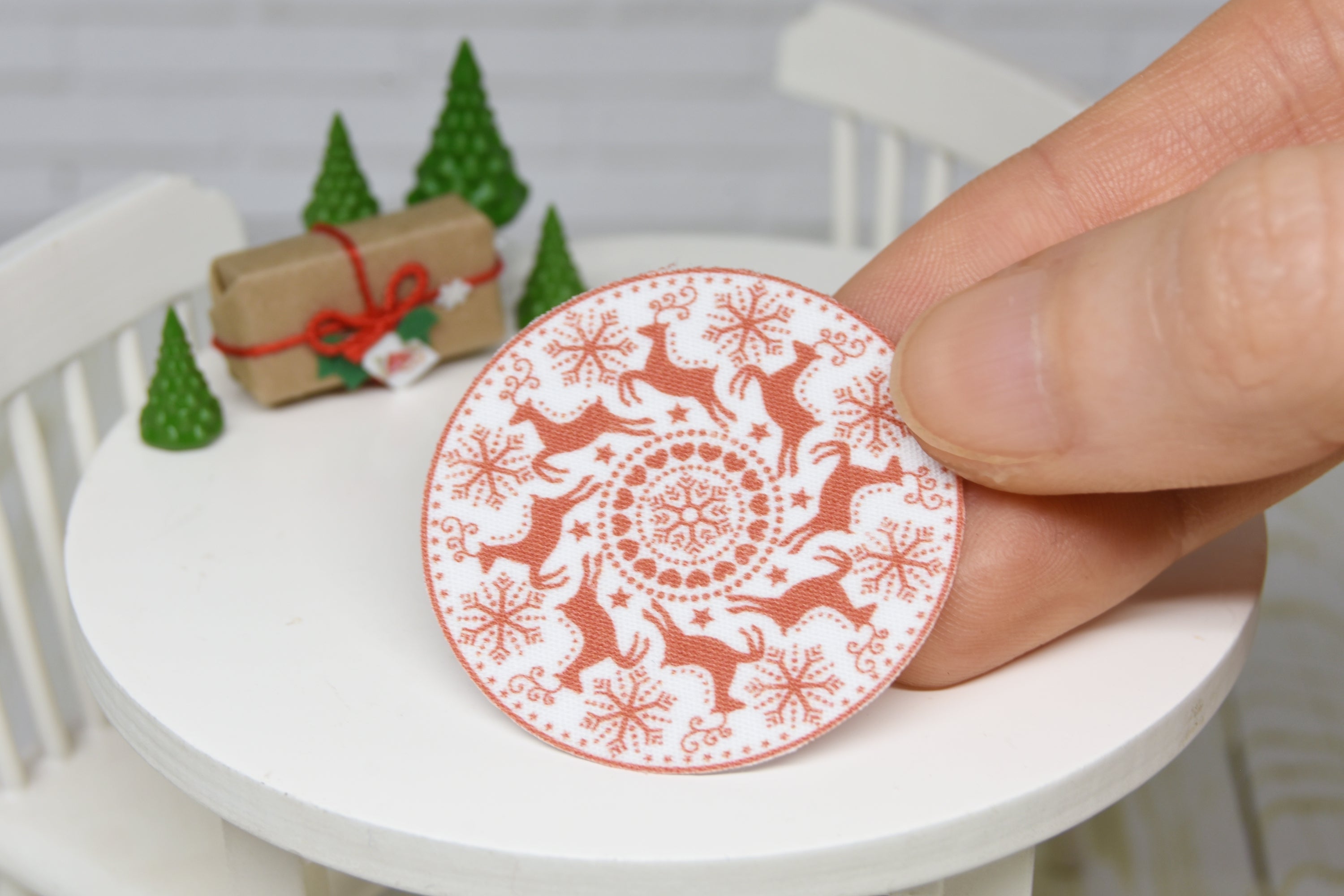 Christmas round table mat (1:12 scale)
