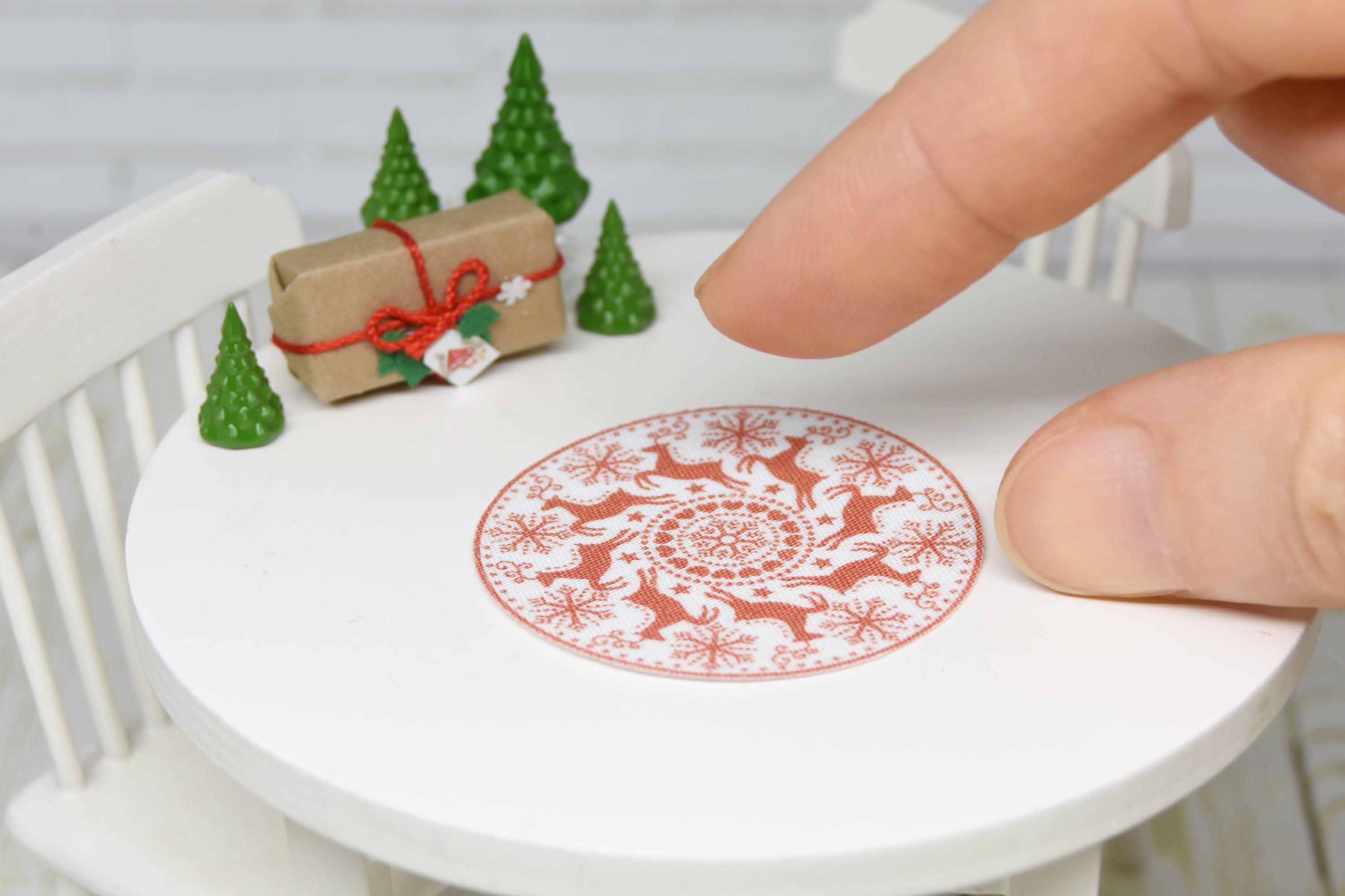 Christmas round table mat (1:12 scale)