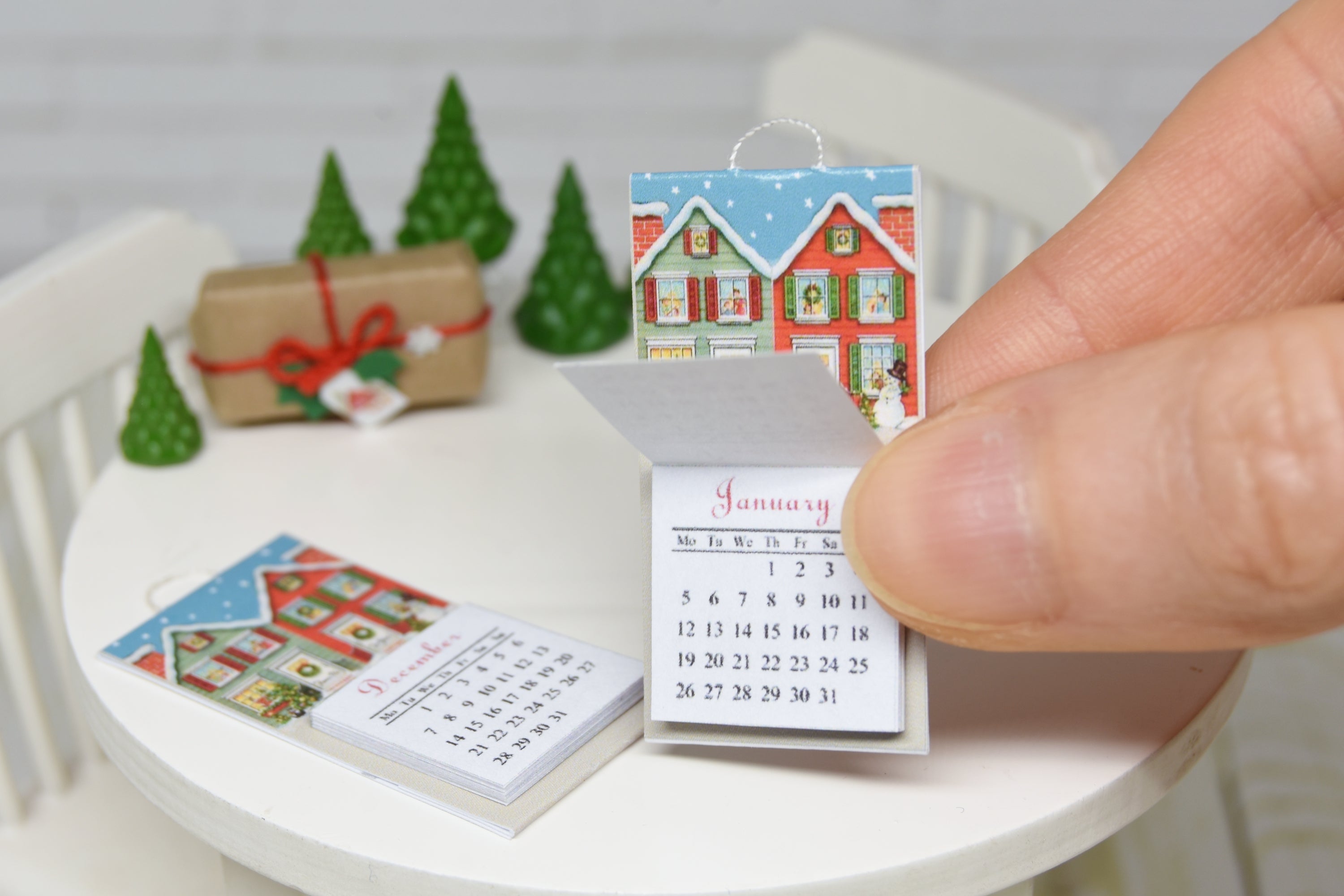 Hanging Calendar with 13 tear off pages (1:12 scale) Christmas