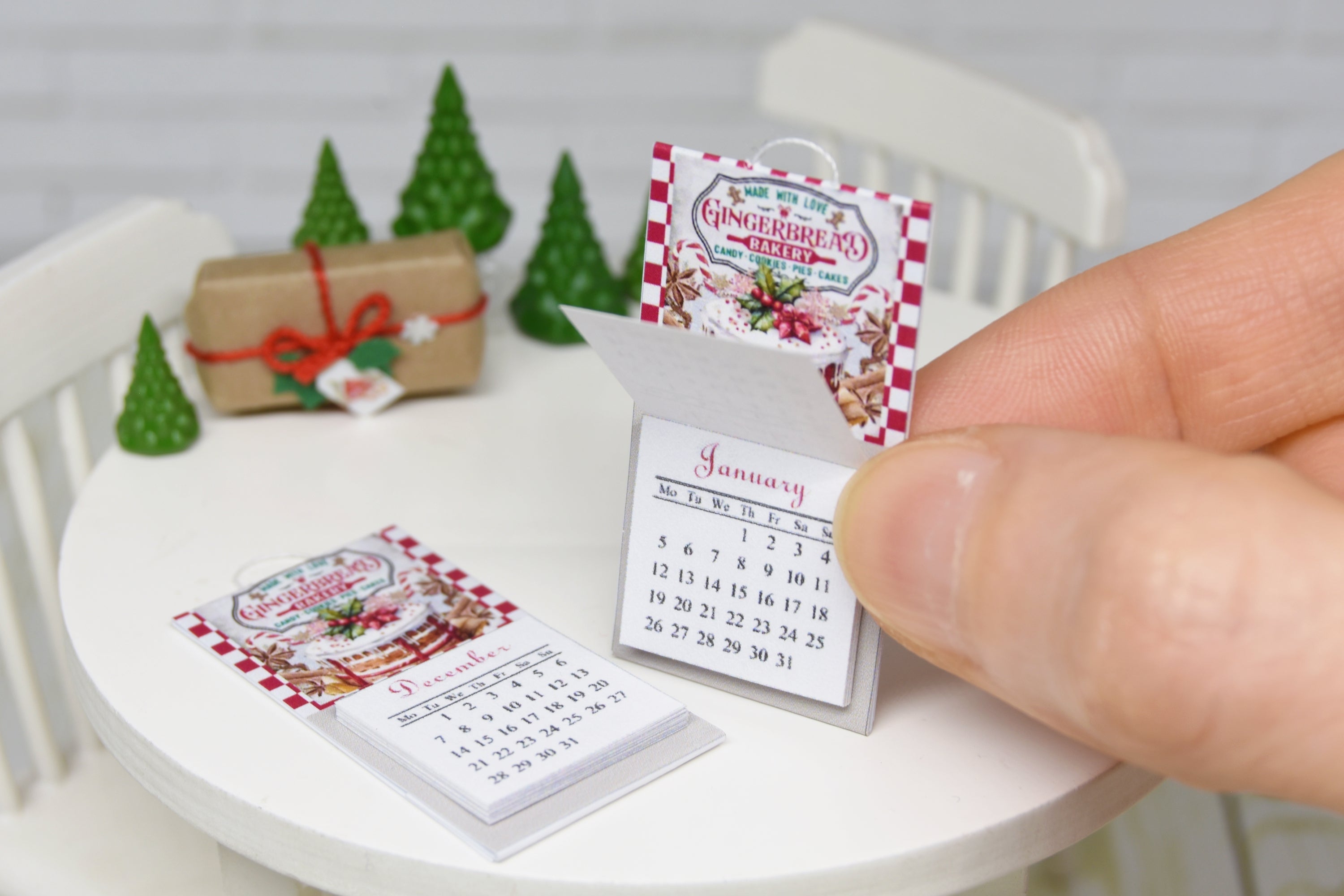 Hanging Calendar with 13 tear off pages (1:12 scale) Christmas