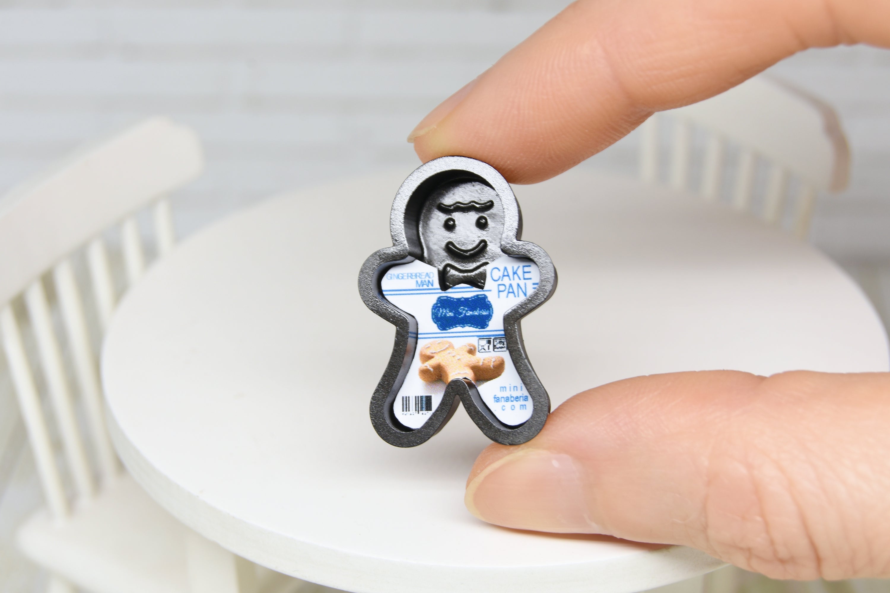 Gingerbread man Cake Pan (1:12 scale)