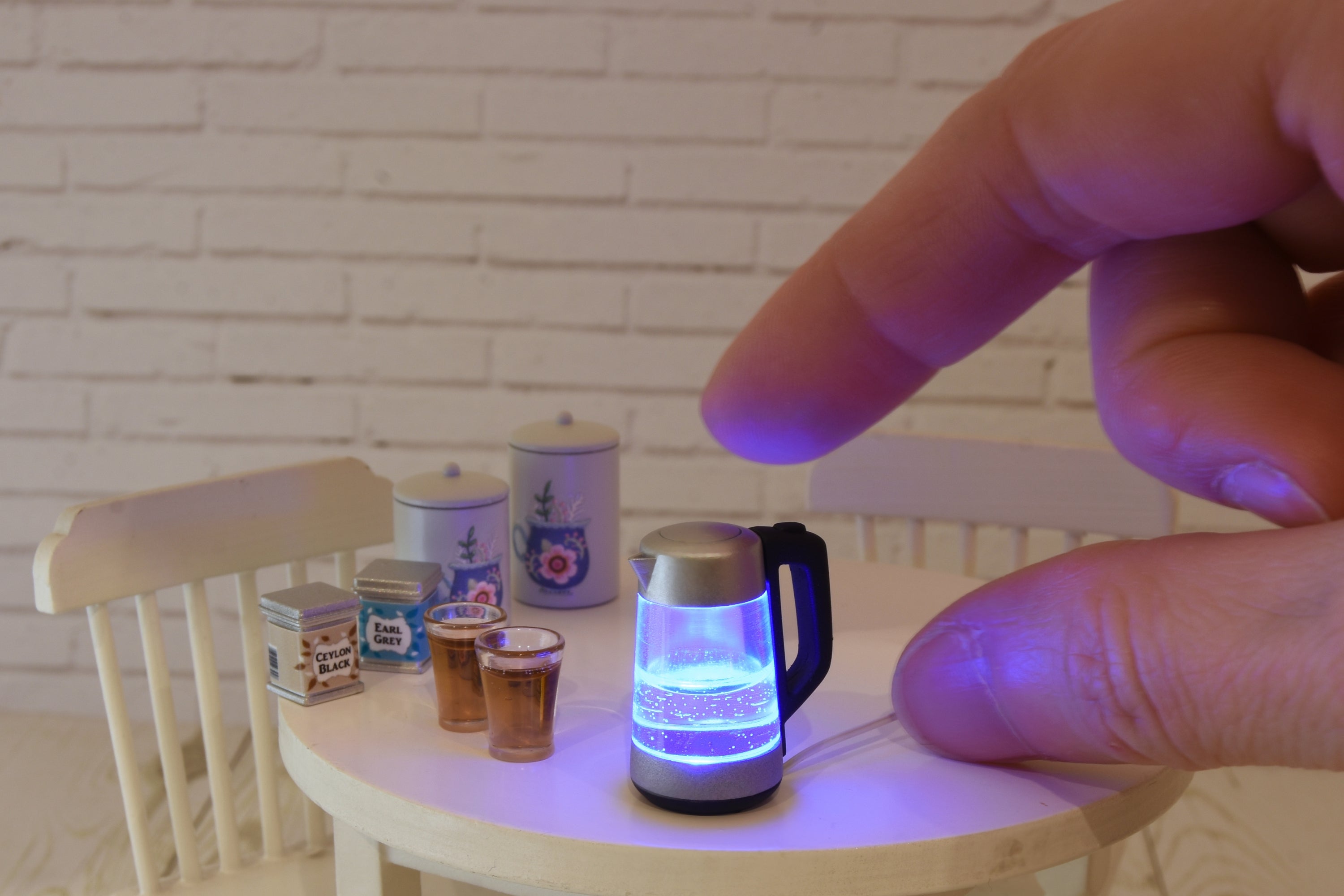 Electric kettle with working light(1:12 scale)