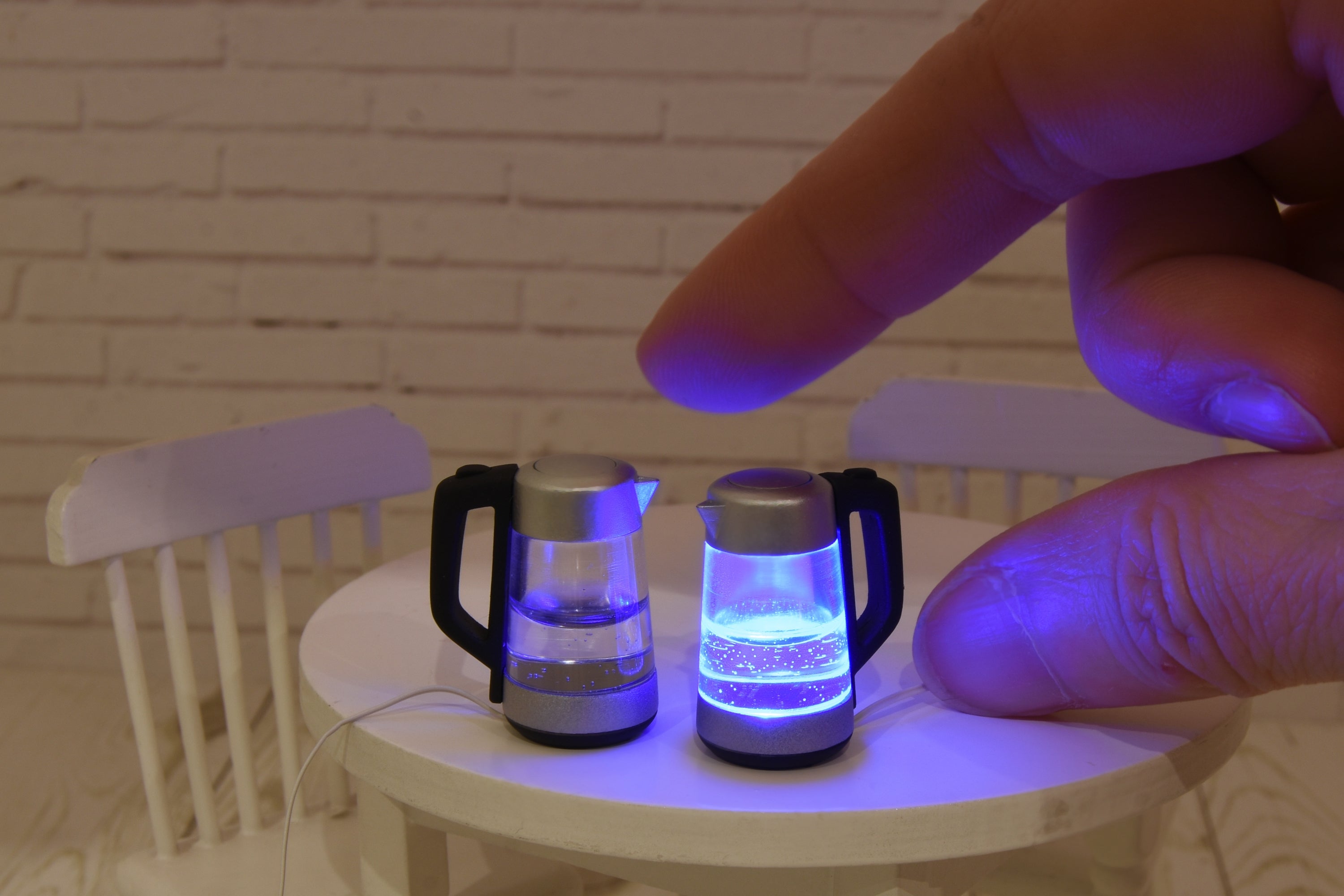 Electric kettle with working light(1:12 scale)
