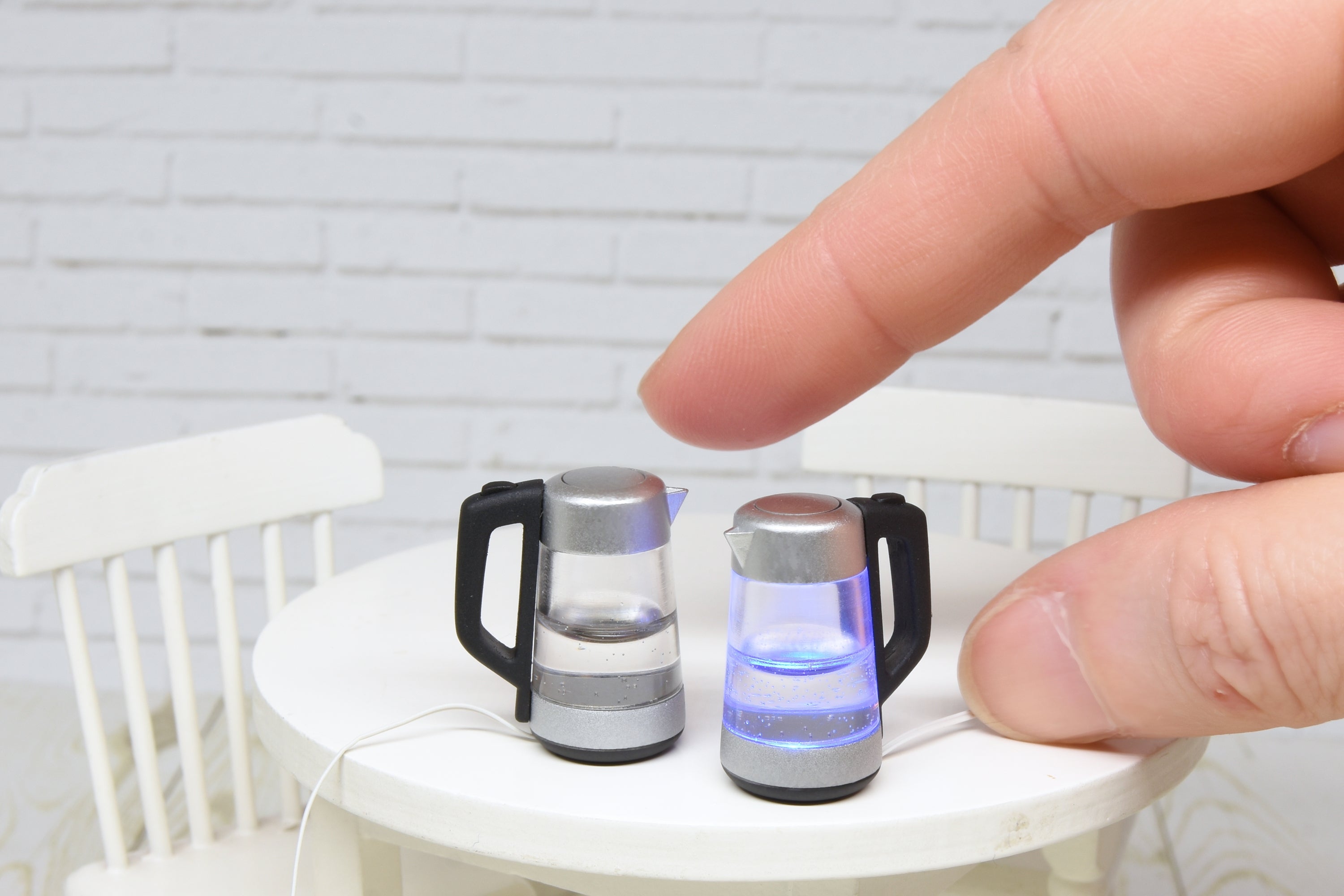 Electric kettle with working light(1:12 scale)