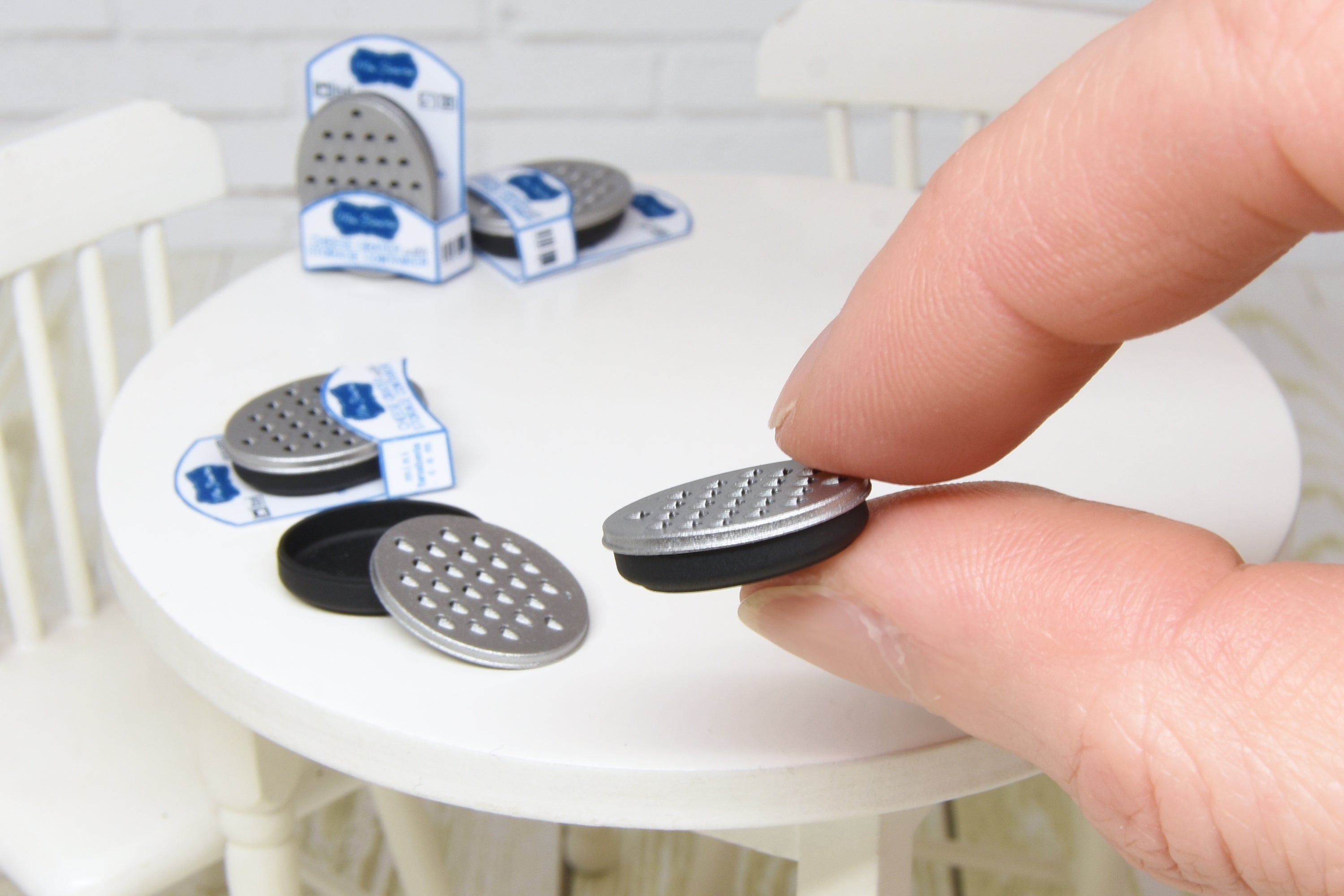 Grater with container (1:12 scale)