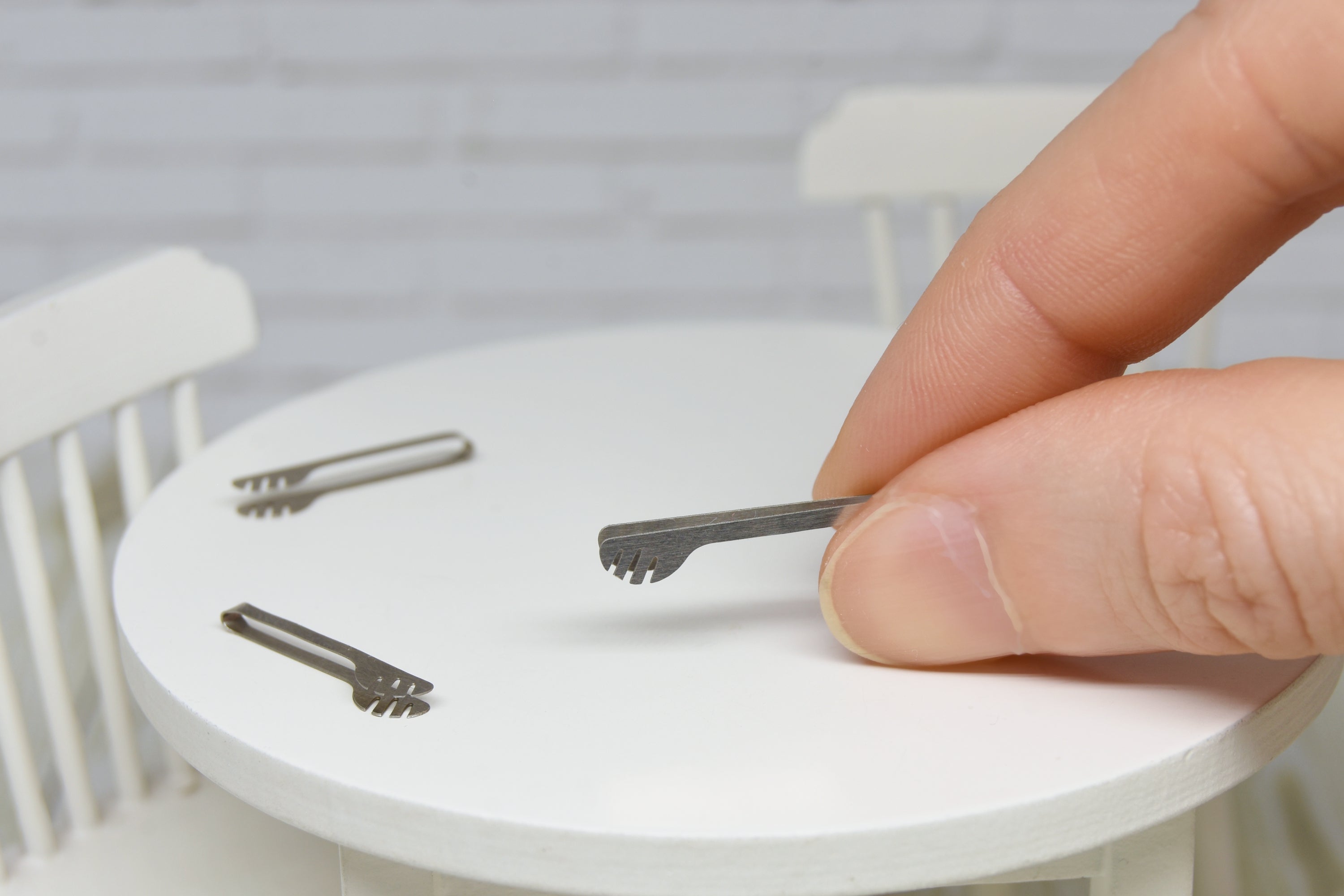 Metal tongs (1:12 scale) stainless steel