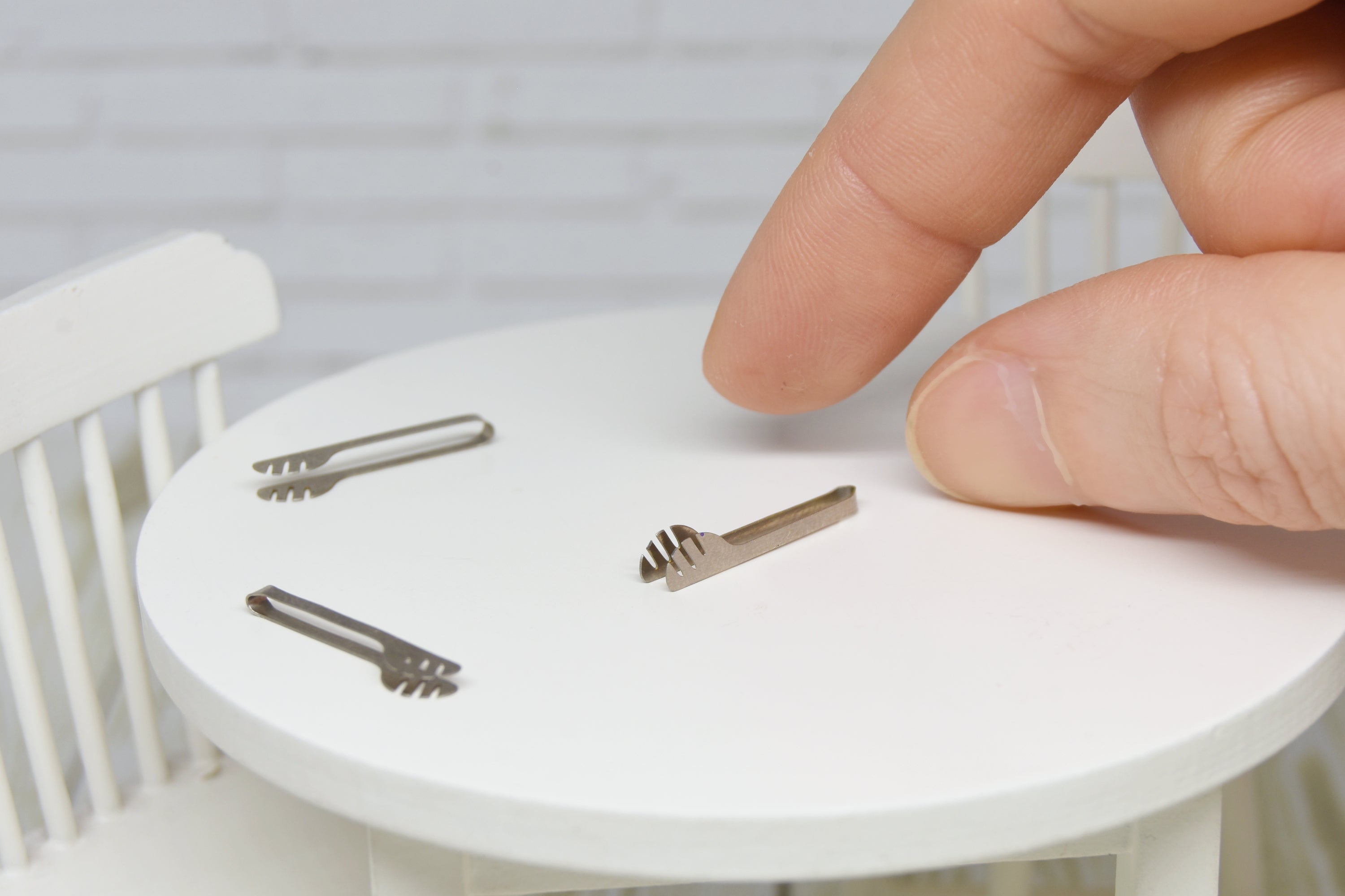 Metal tongs (1:12 scale) stainless steel
