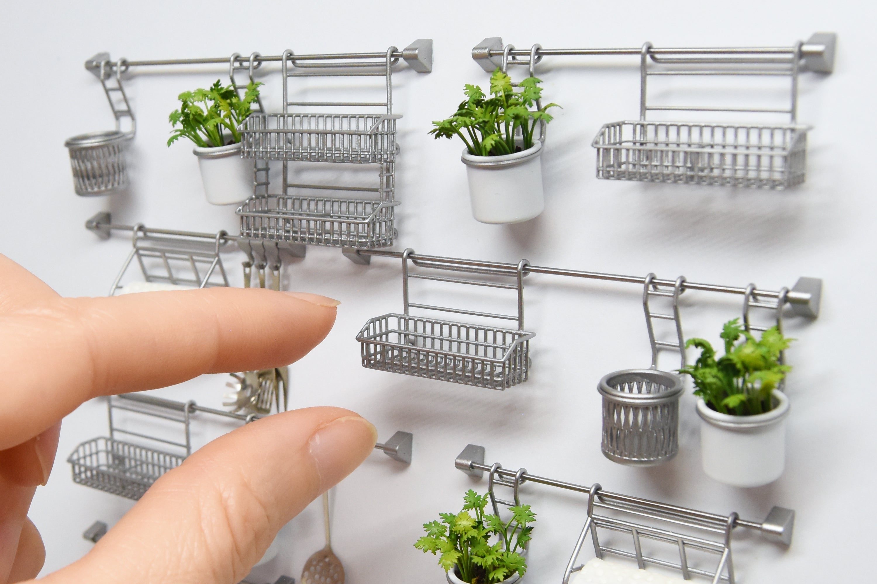 Single hanging basket (1:12 scale)