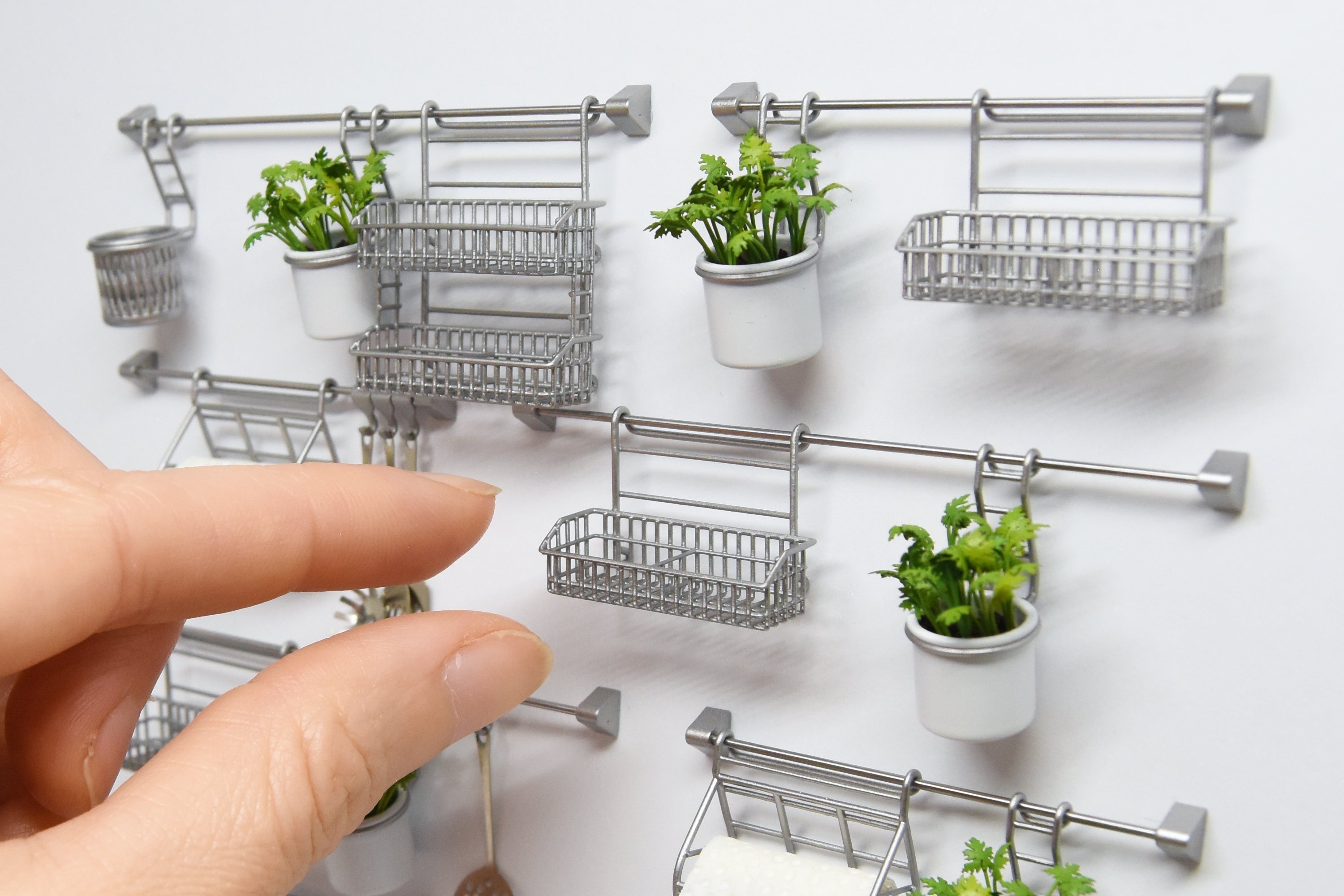 Single hanging basket with 2 compartments (1:12 scale)