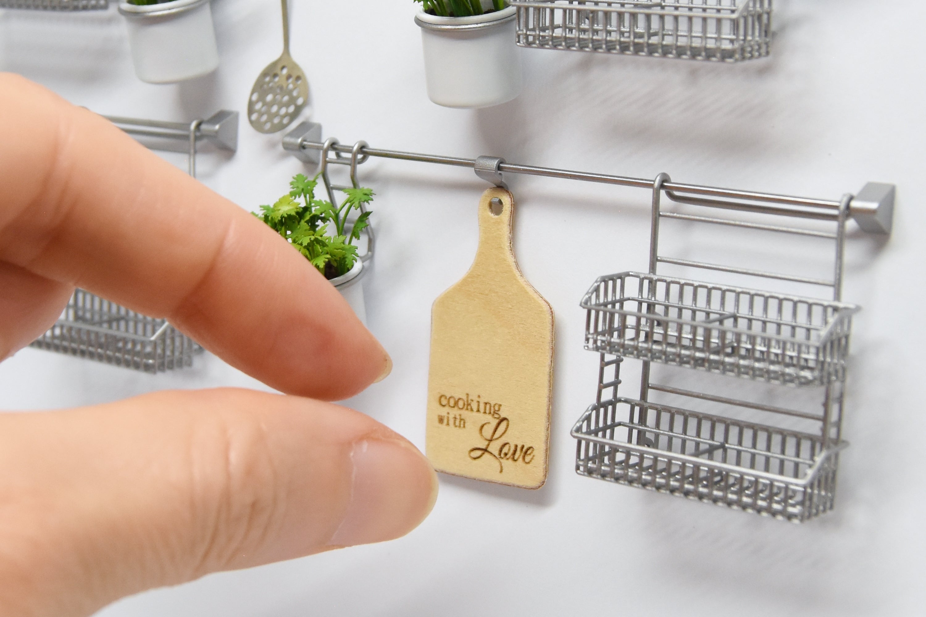 Hanging cutting board (1:12 scale)
