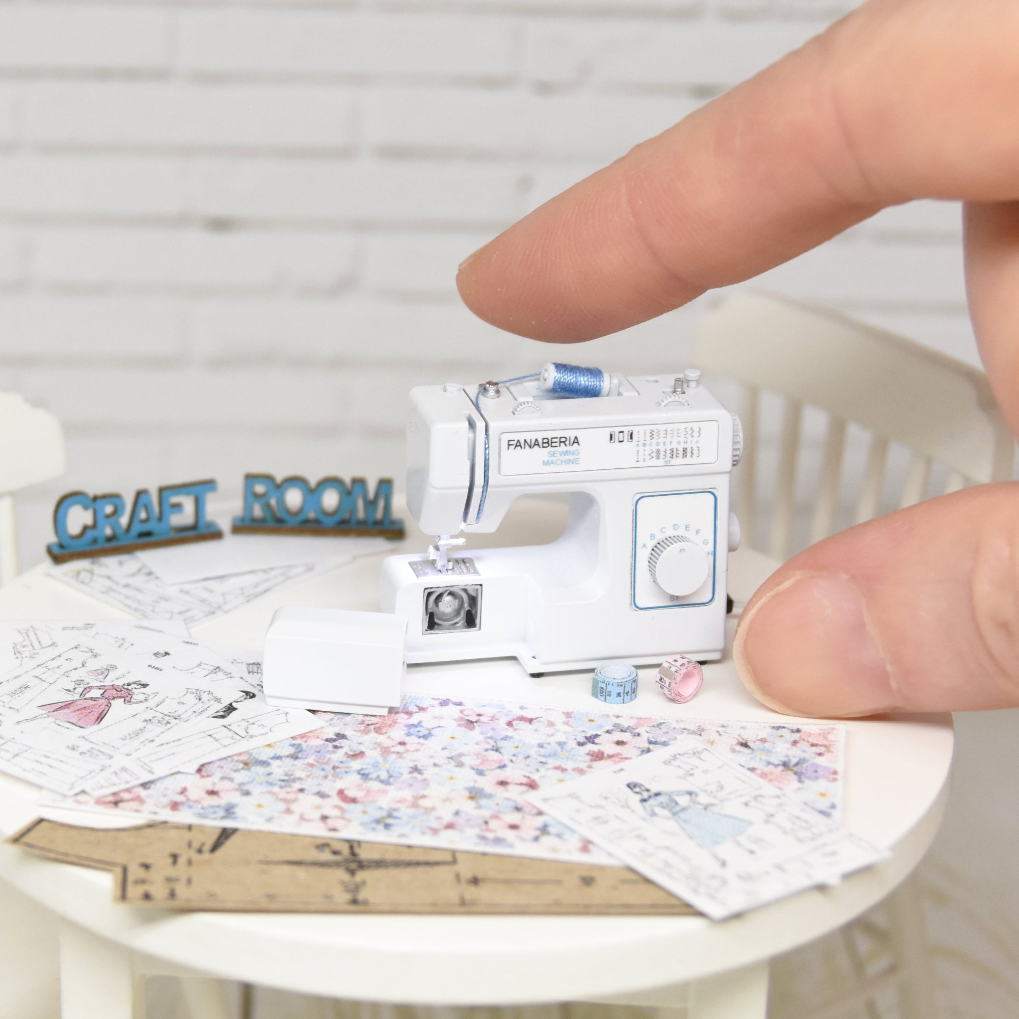 Sewing Machine with working light (1:12 scale)