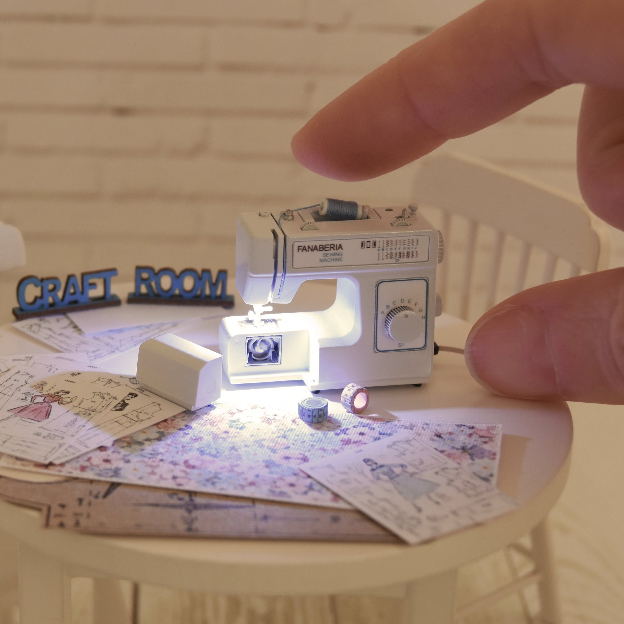 Sewing Machine with working light (1:12 scale)